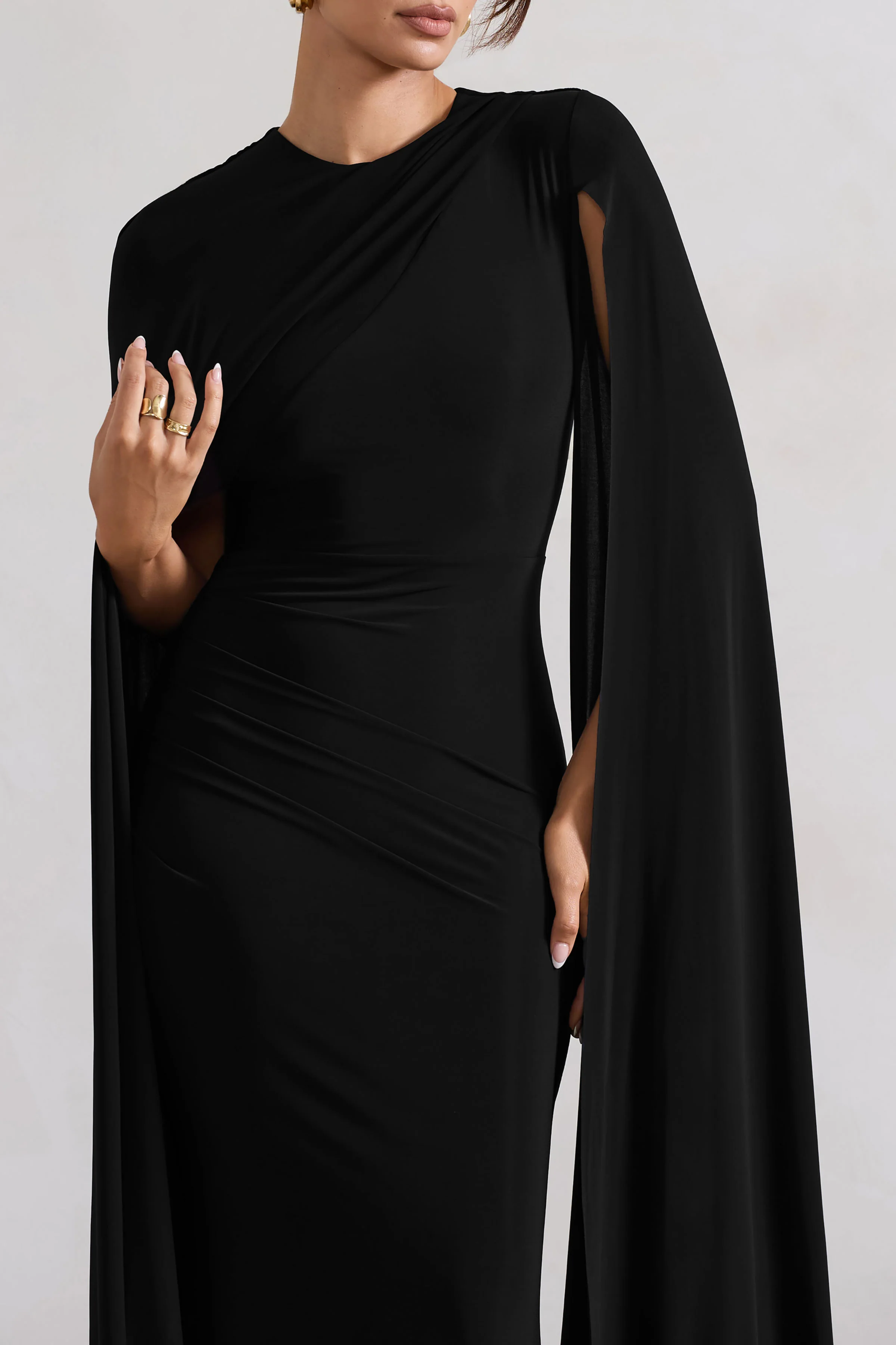 Magdelena | Robe longue noire asymétrique avec cape - Image 3