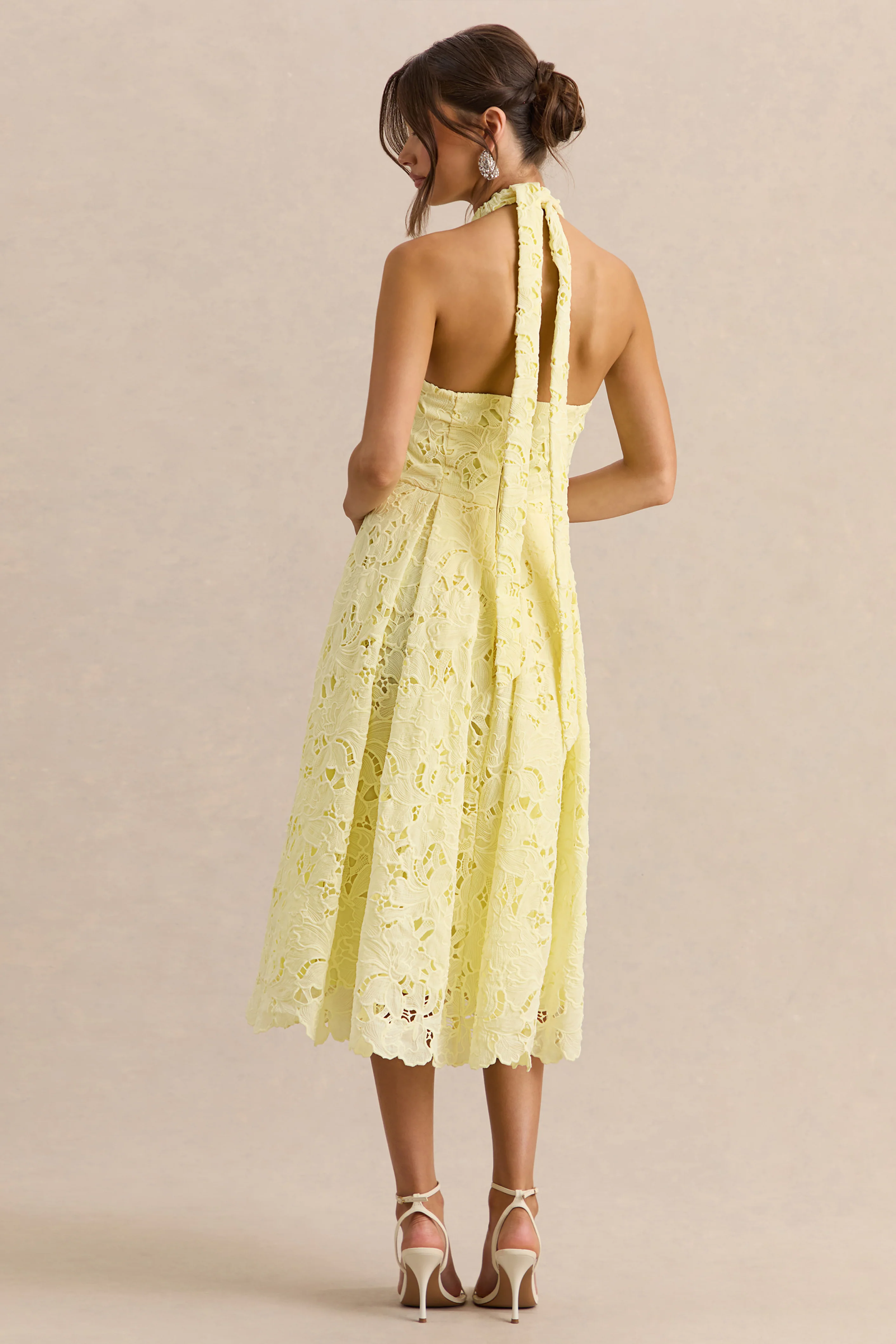 Maribel | Robe mi-longue citron en dentelle à encolure plongeante - Image 2