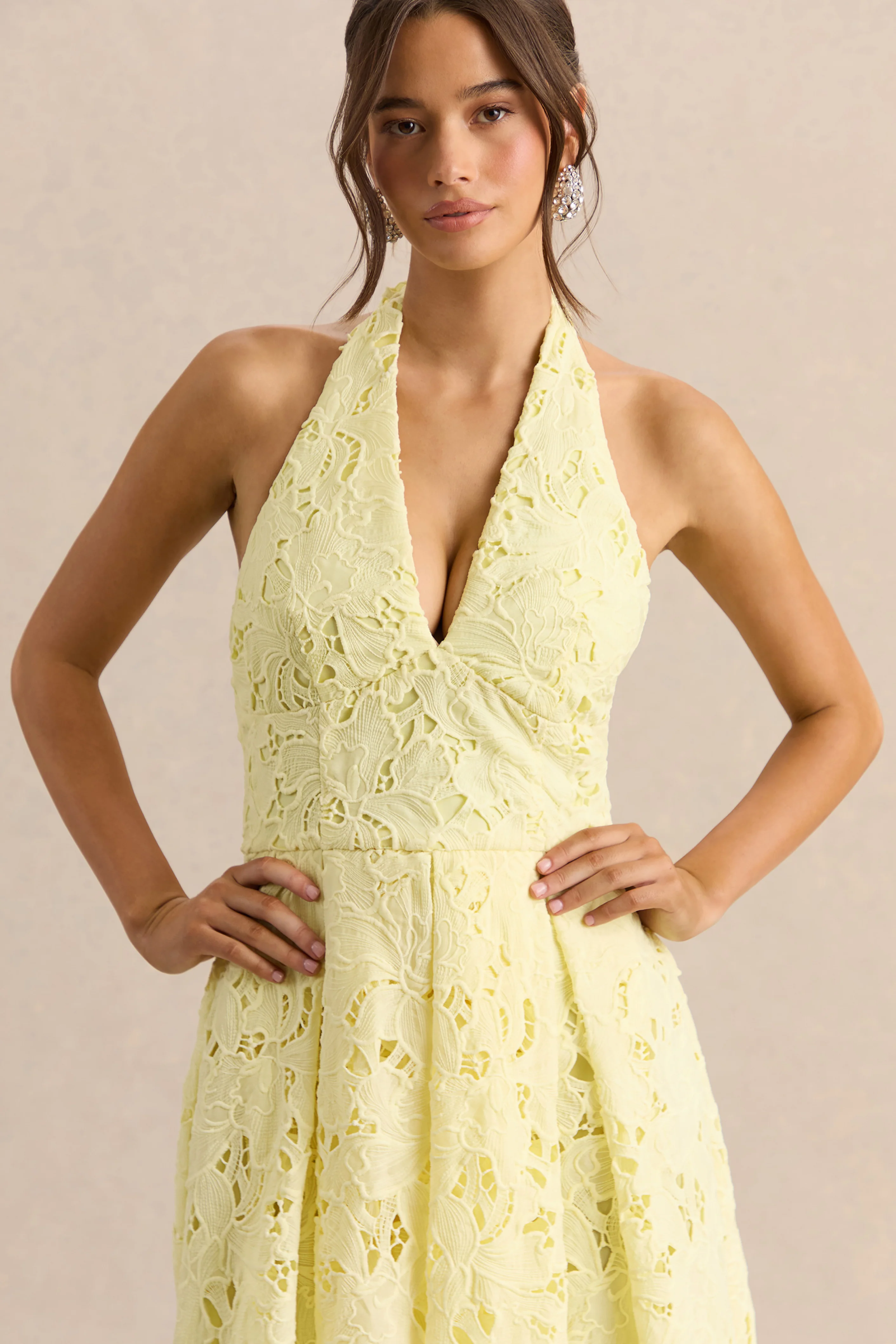 Maribel | Robe mi-longue citron en dentelle à encolure plongeante - Image 3