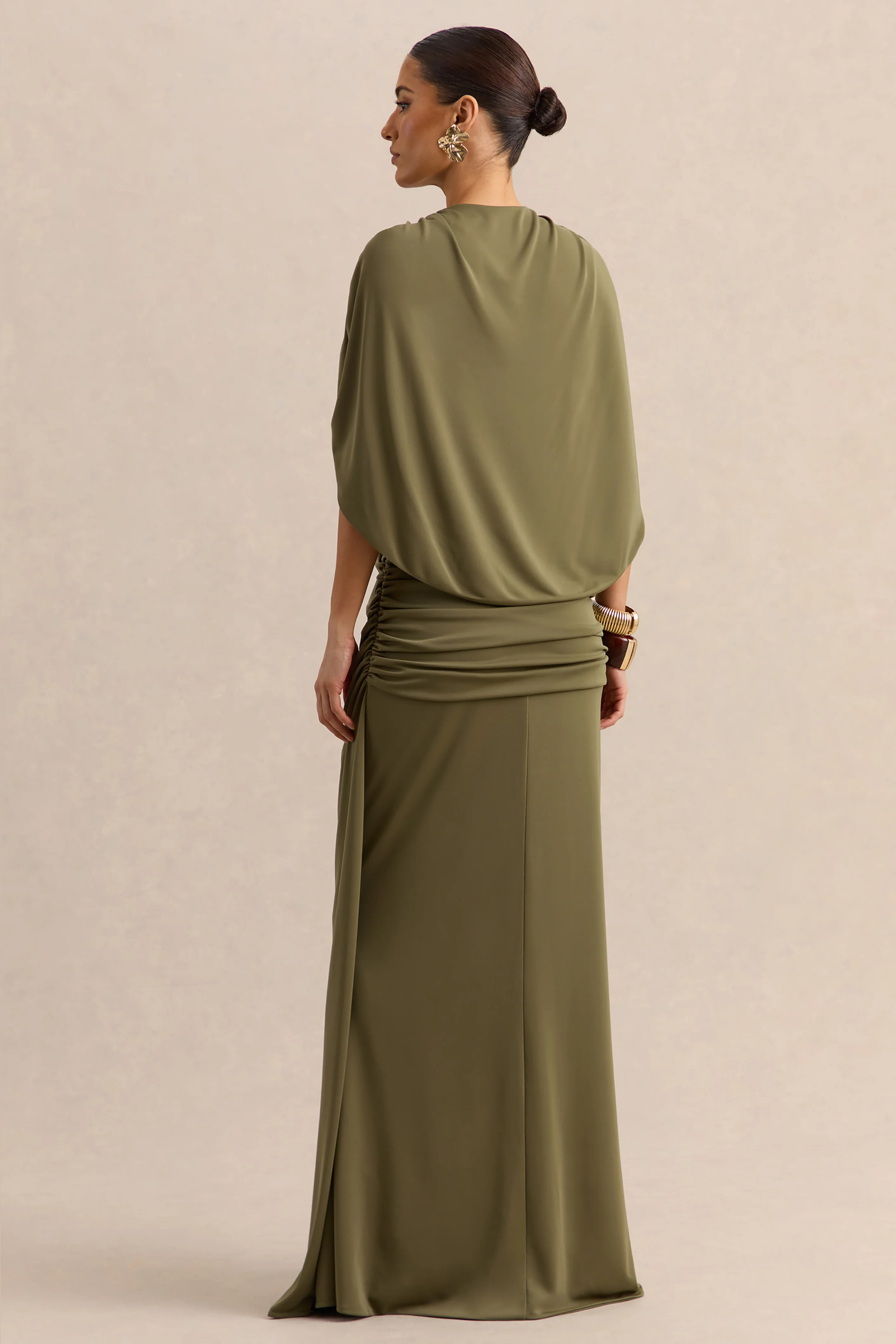 Marisea | Robe longue verte à décolleté plongeant avec manches cape - Image 2