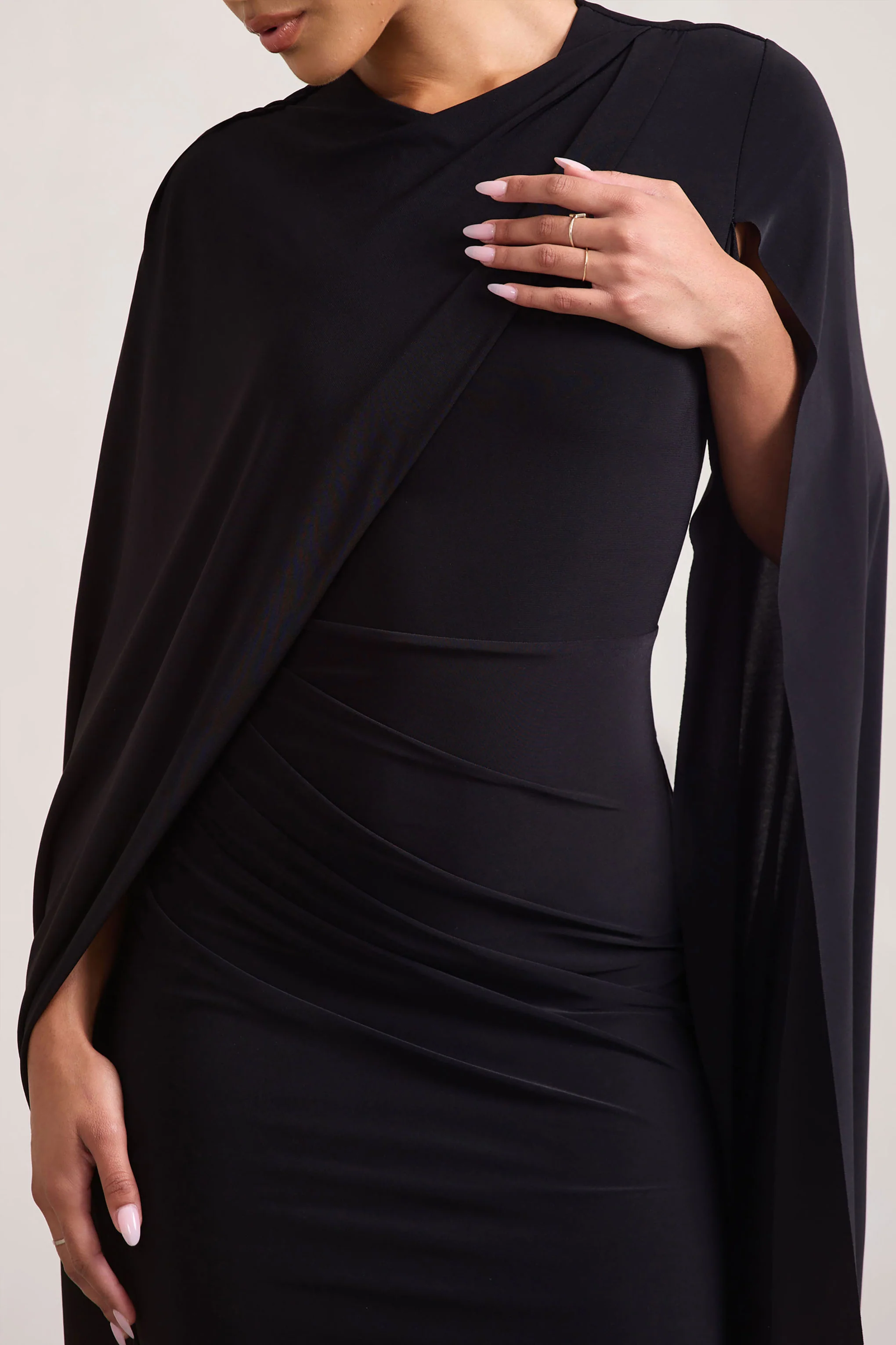 Marysol | Robe mi-longue noire asymétrique avec cape - Image 3
