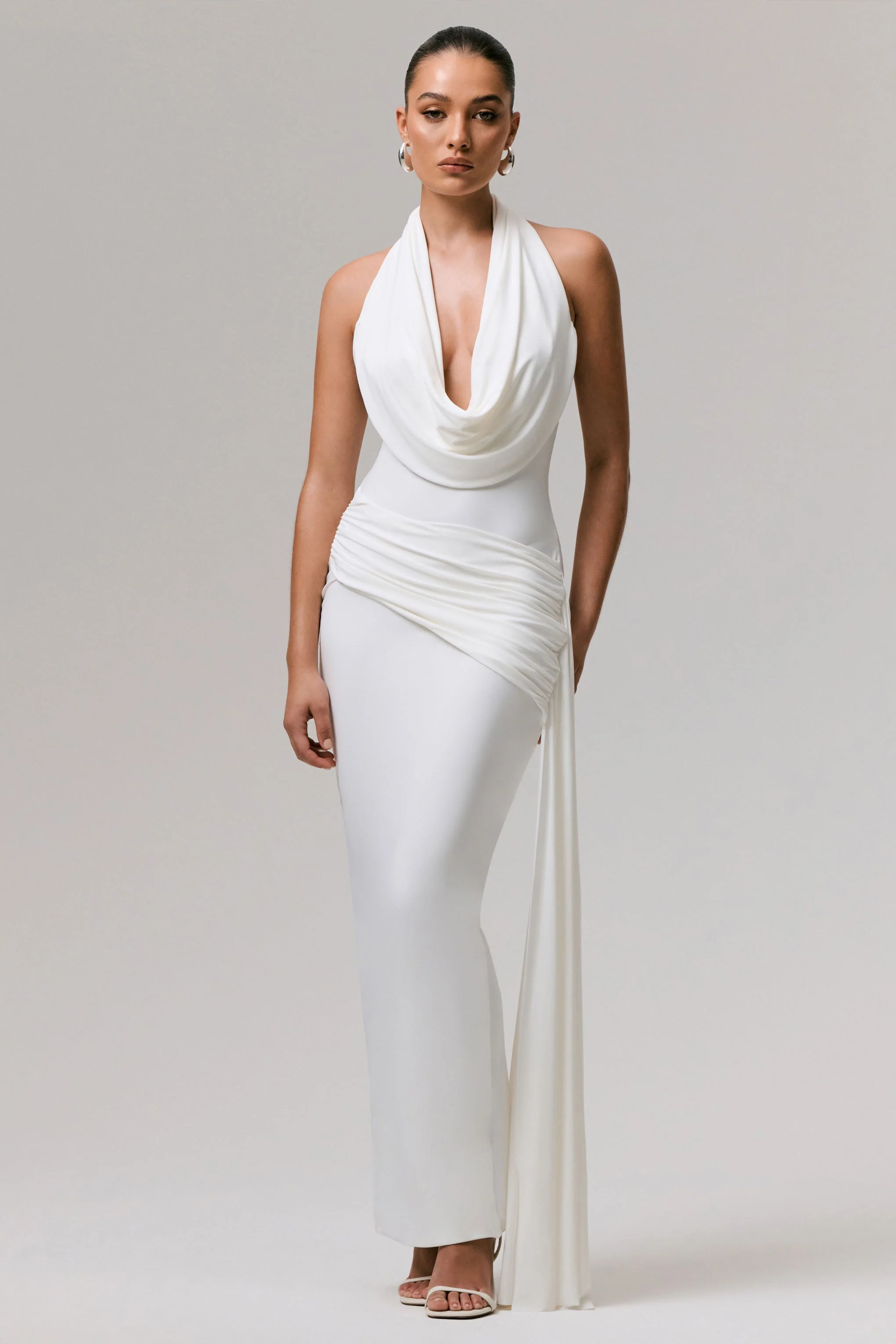 Maude | Robe Longue Blanche à Décolleté Plongeant Froncée avec Ceinture Ruban