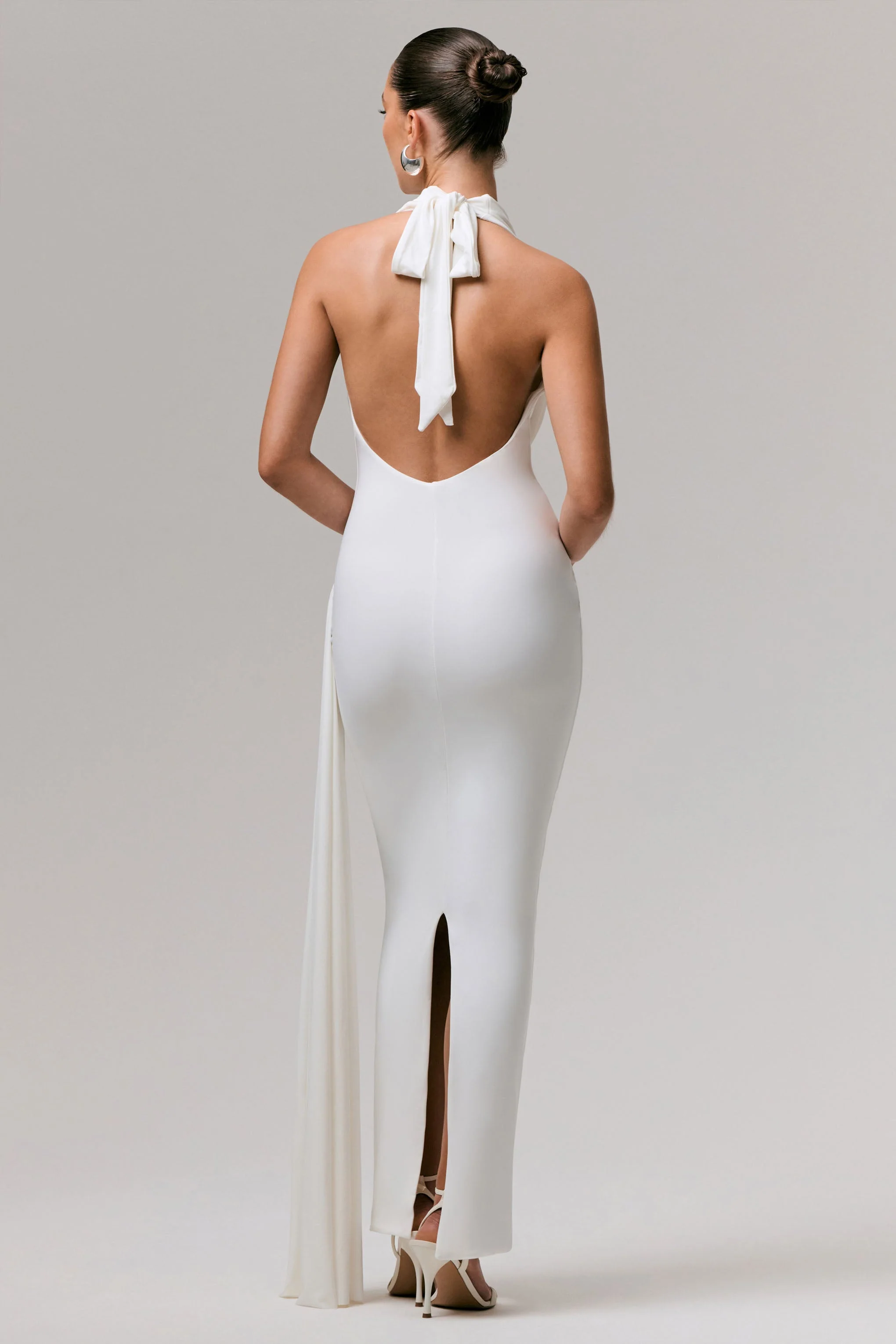 Maude | Robe Longue Blanche à Décolleté Plongeant Froncée avec Ceinture Ruban - Image 2
