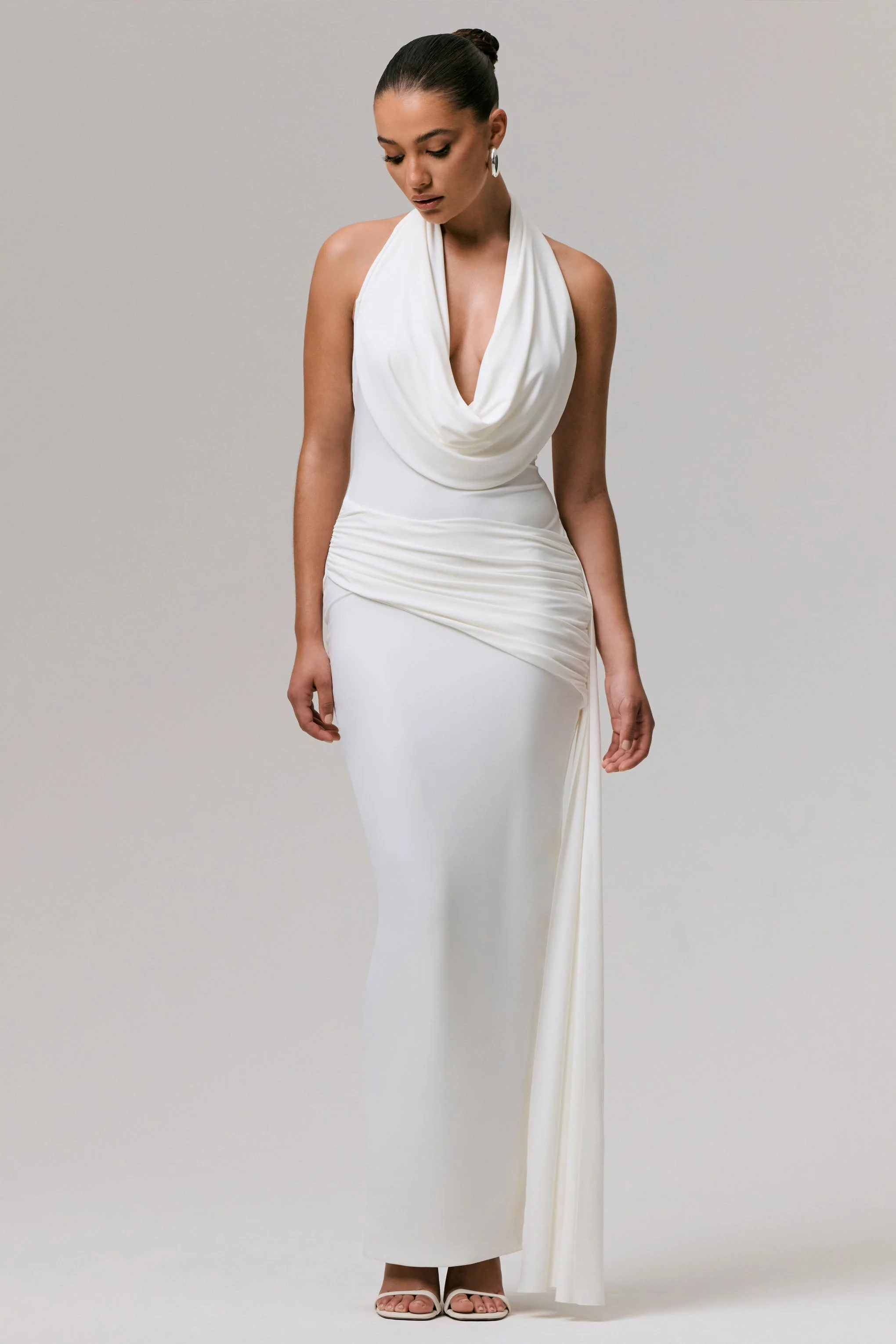 Maude | Robe Longue Blanche à Décolleté Plongeant Froncée avec Ceinture Ruban - Image 3
