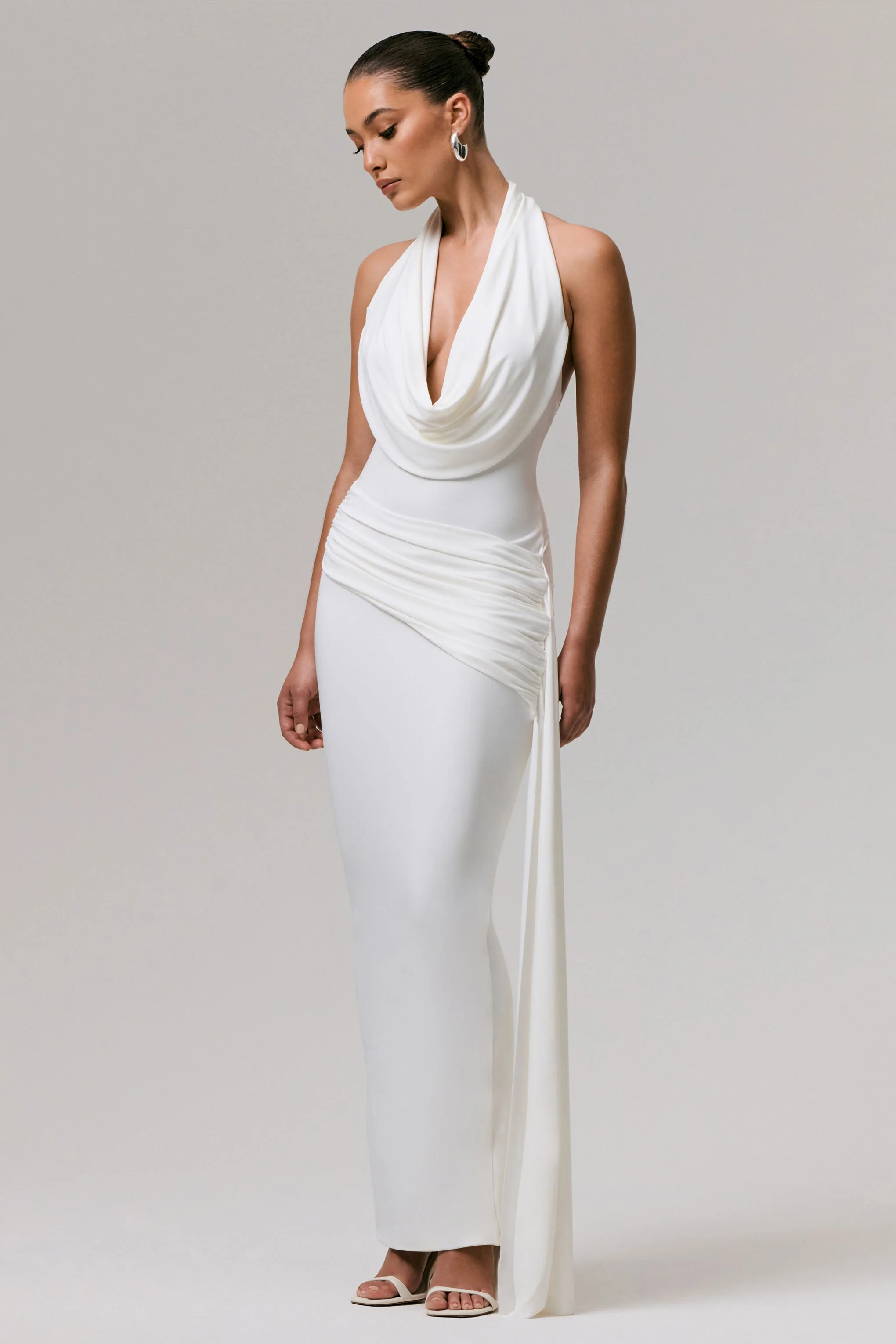 Maude | Robe Longue Blanche à Décolleté Plongeant Froncée avec Ceinture Ruban - Image 4