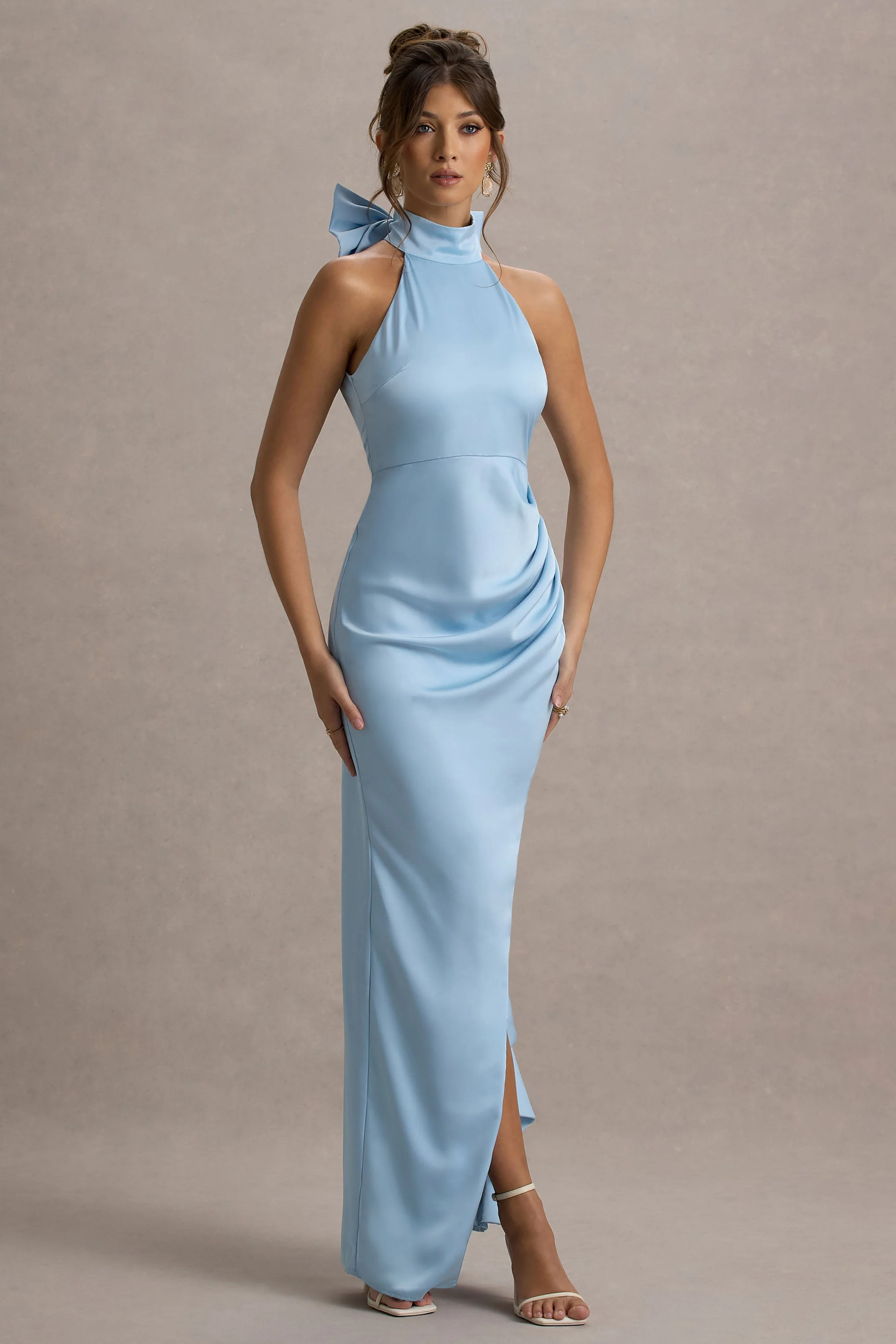 Maureen | Robe longue drapée en satin bleu poudré avec col montant - Image 5