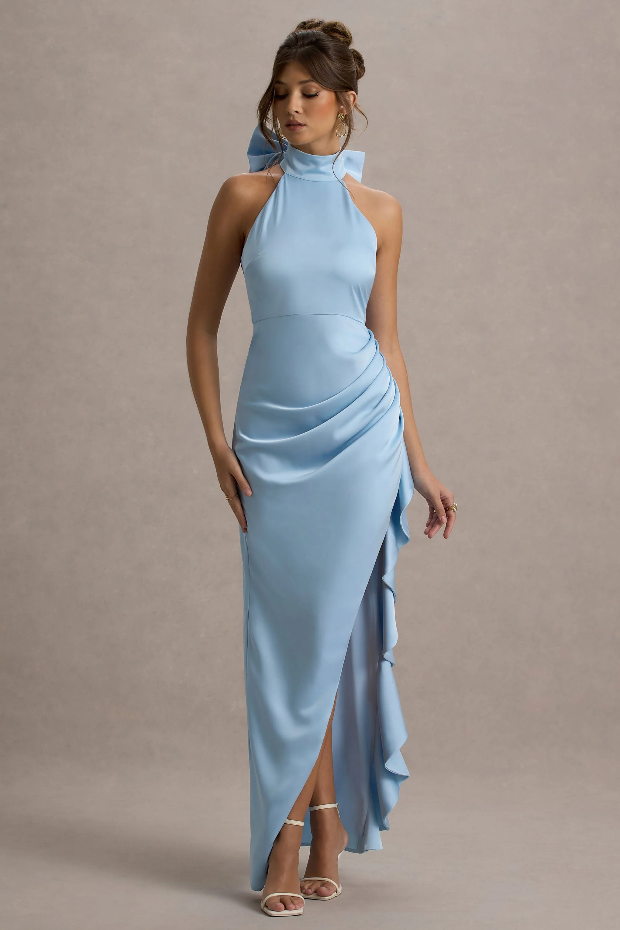 Maureen | Robe longue drapée en satin bleu poudré avec col montant - Image 7