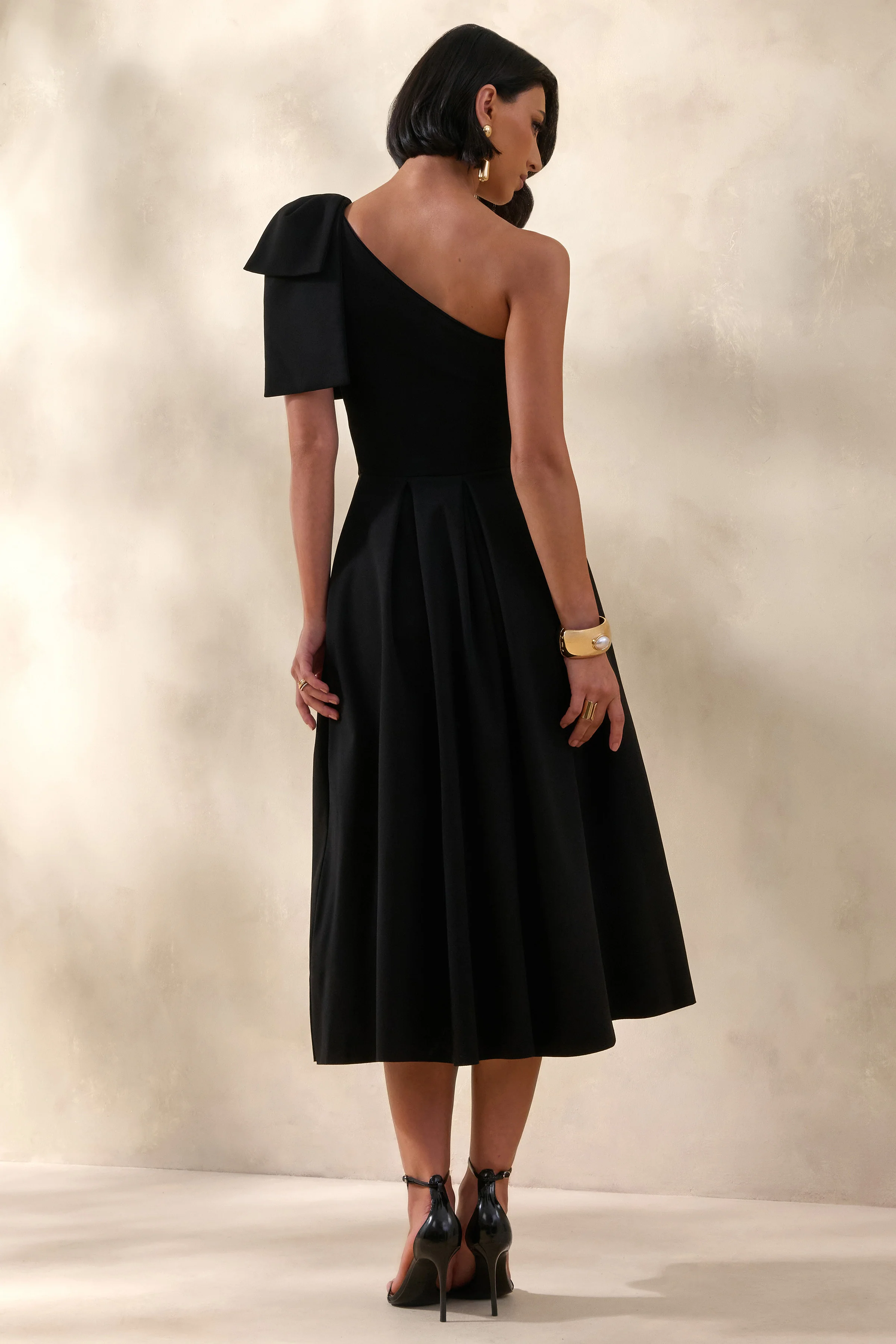 Meria | Robe mi-longue noire à encolure asymétrique avec manches à nœud - Image 2