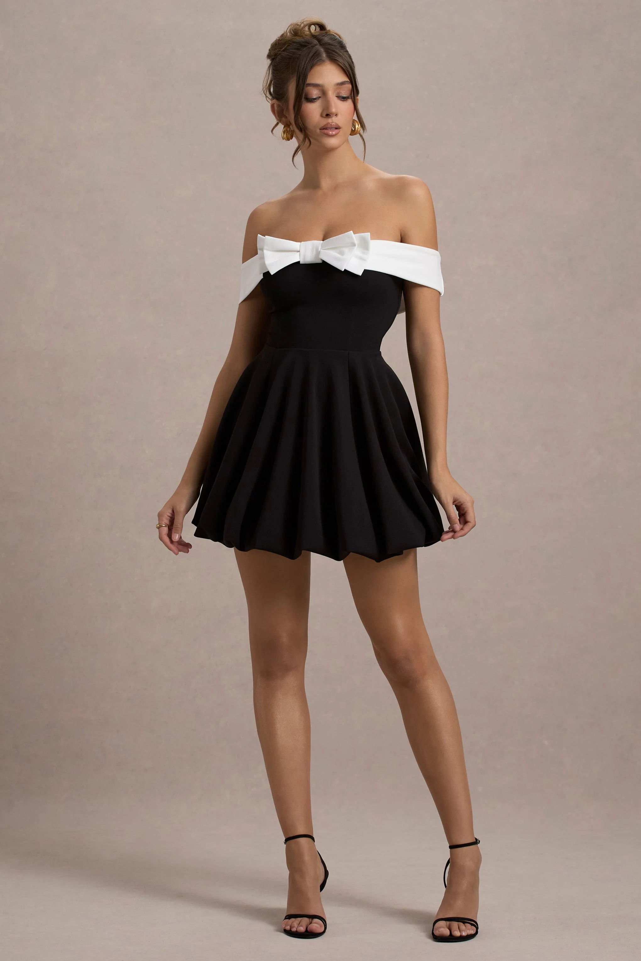 Minimoiselle | Mini-robe bardot noire et blanche avec nœud et jupe bouffante - Image 4