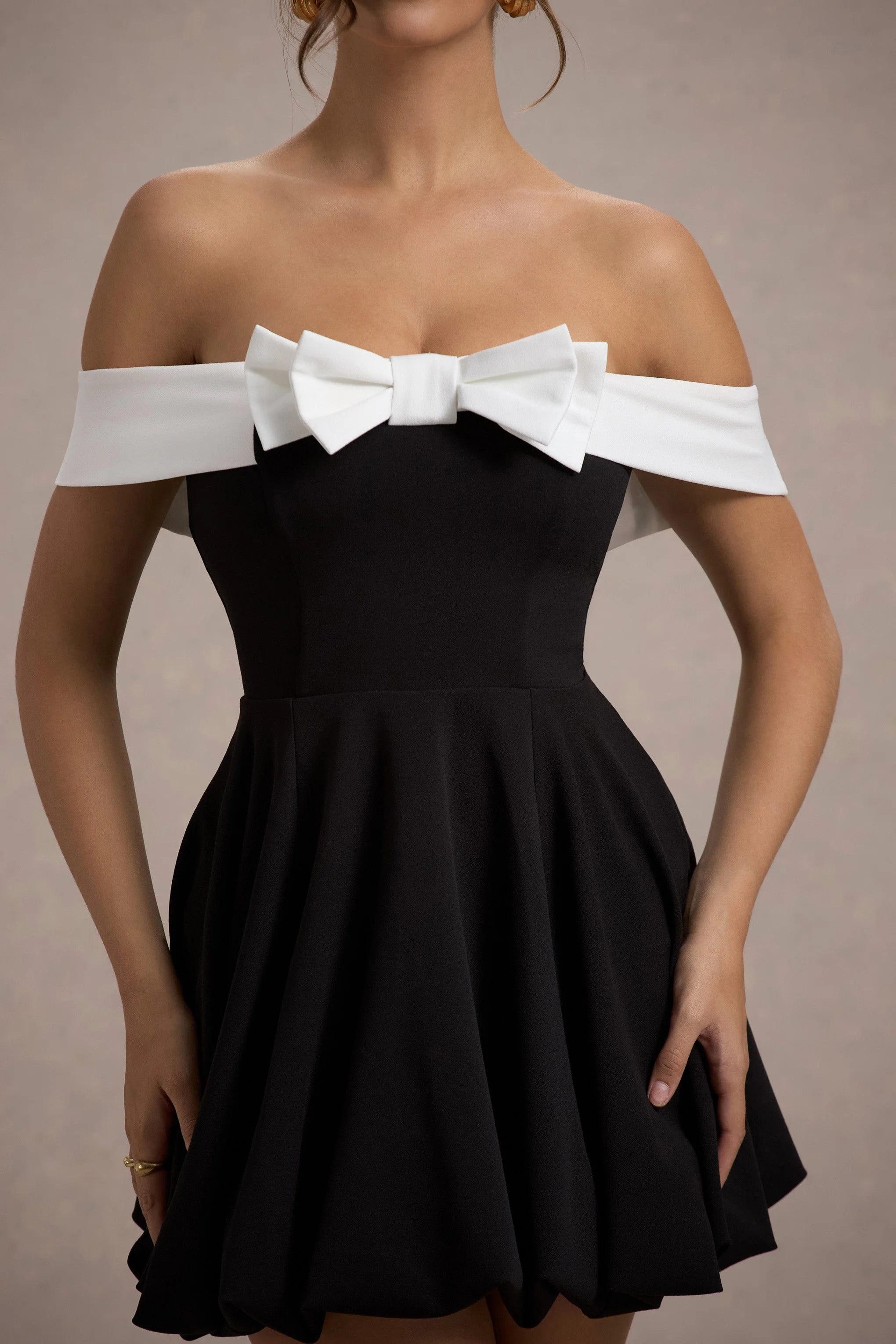 Minimoiselle | Mini-robe bardot noire et blanche avec nœud et jupe bouffante - Image 7