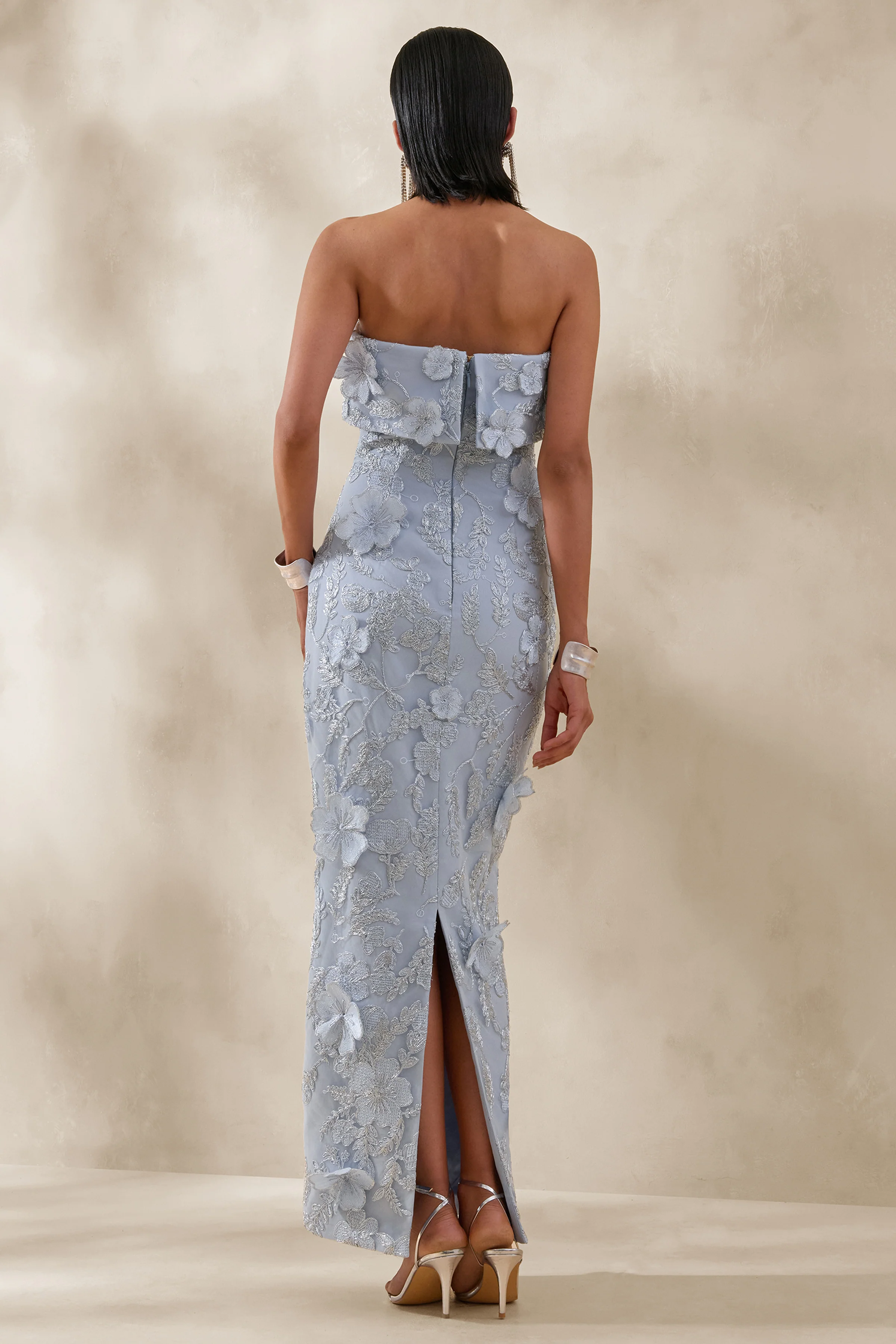 Misha | Robe longue bandeau bleu clair à fleurs 3D - Image 3