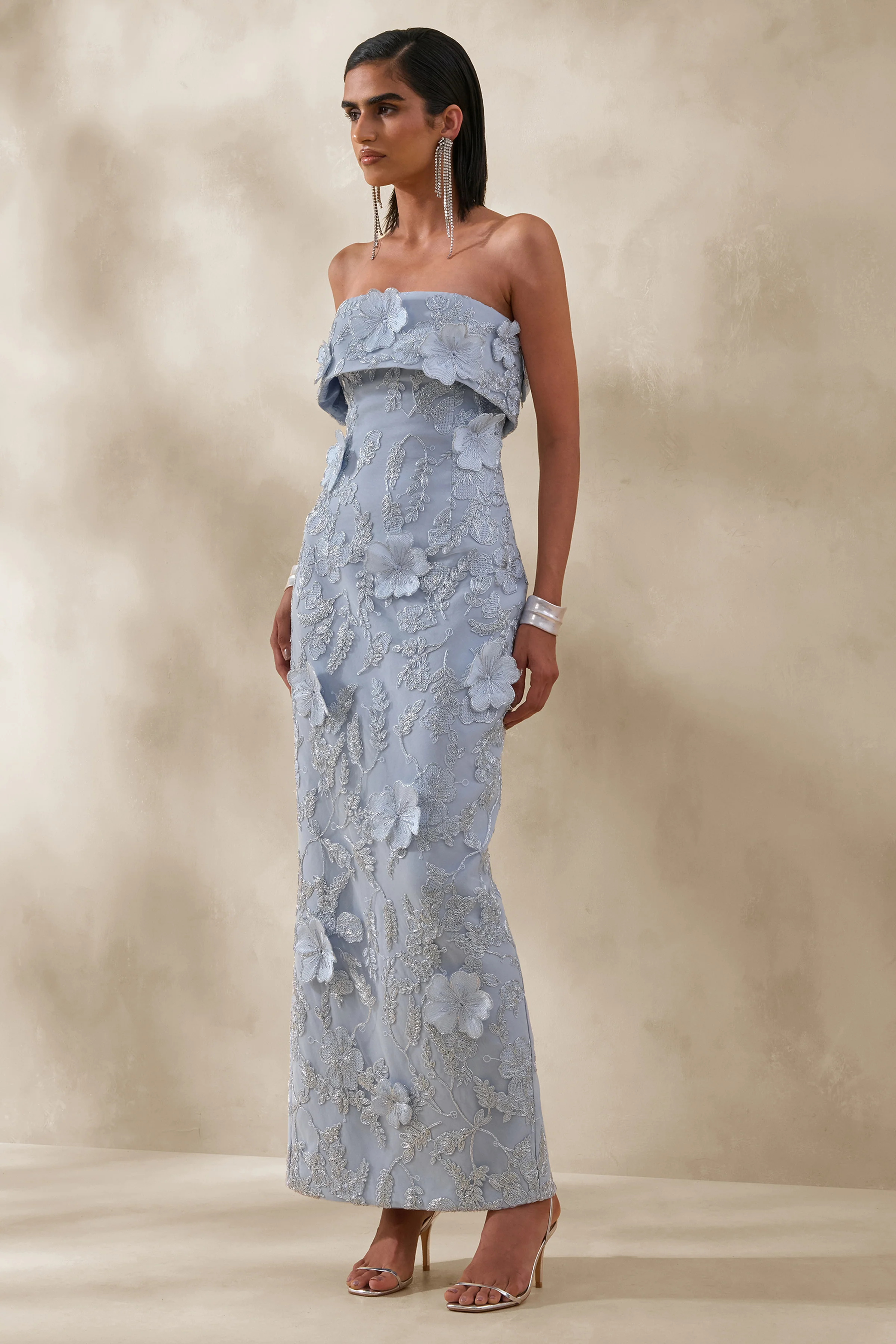 Misha | Robe longue bandeau bleu clair à fleurs 3D - Image 4