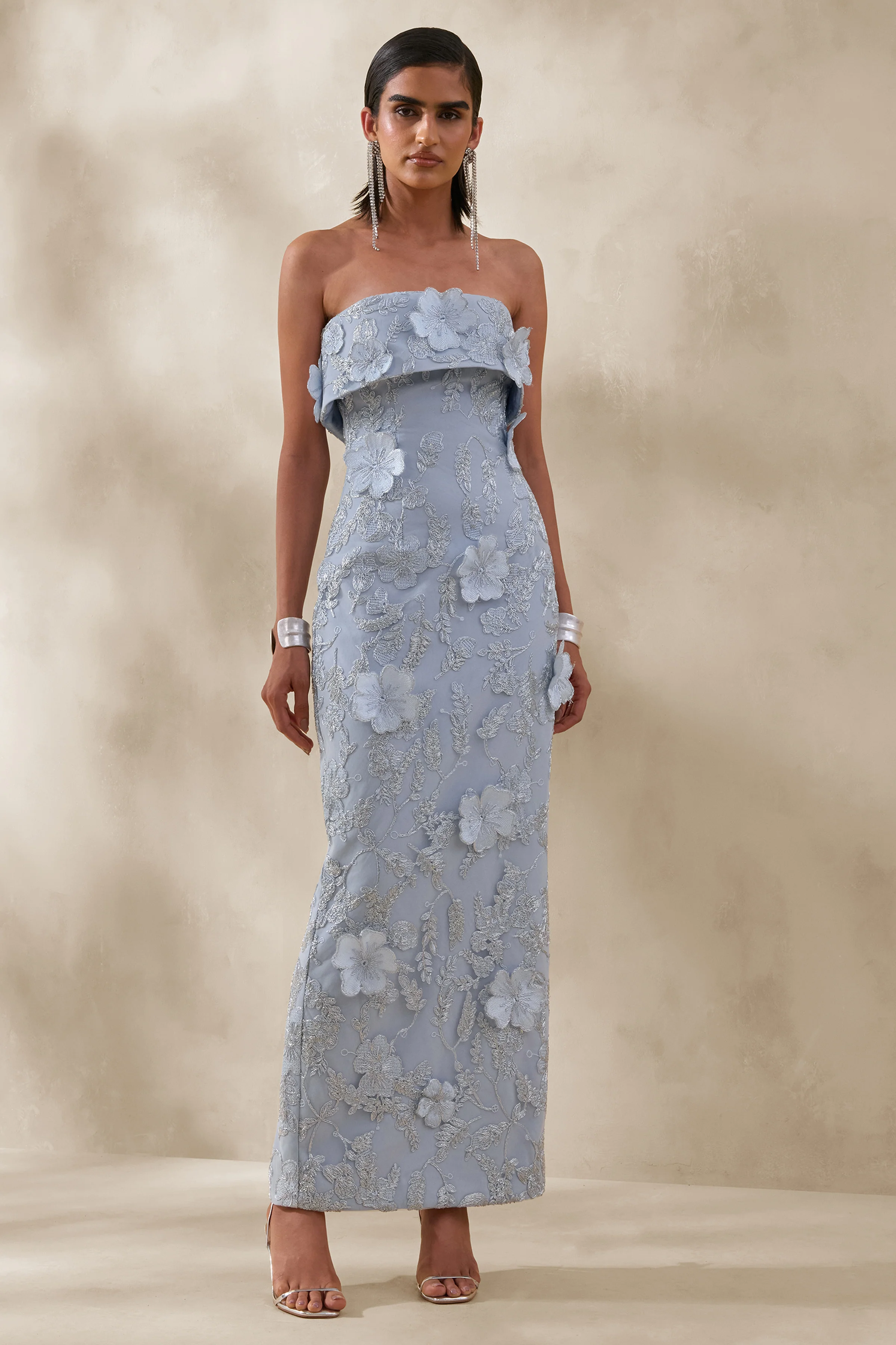 Misha | Robe longue bandeau bleu clair à fleurs 3D - Image 5