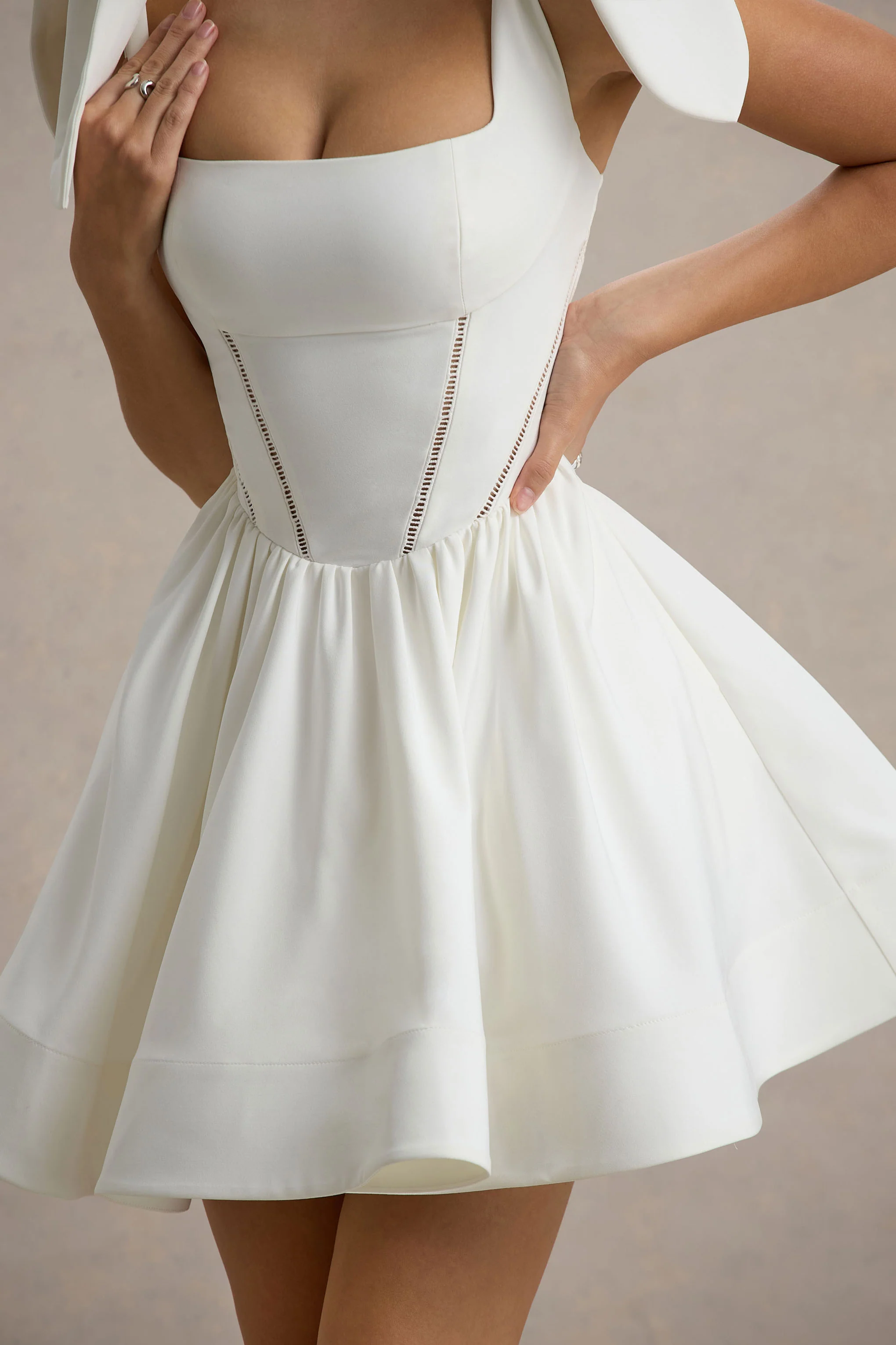 Mochi | Mini-Robe Patineuse Blanche avec Bretelles Nœud - Image 6