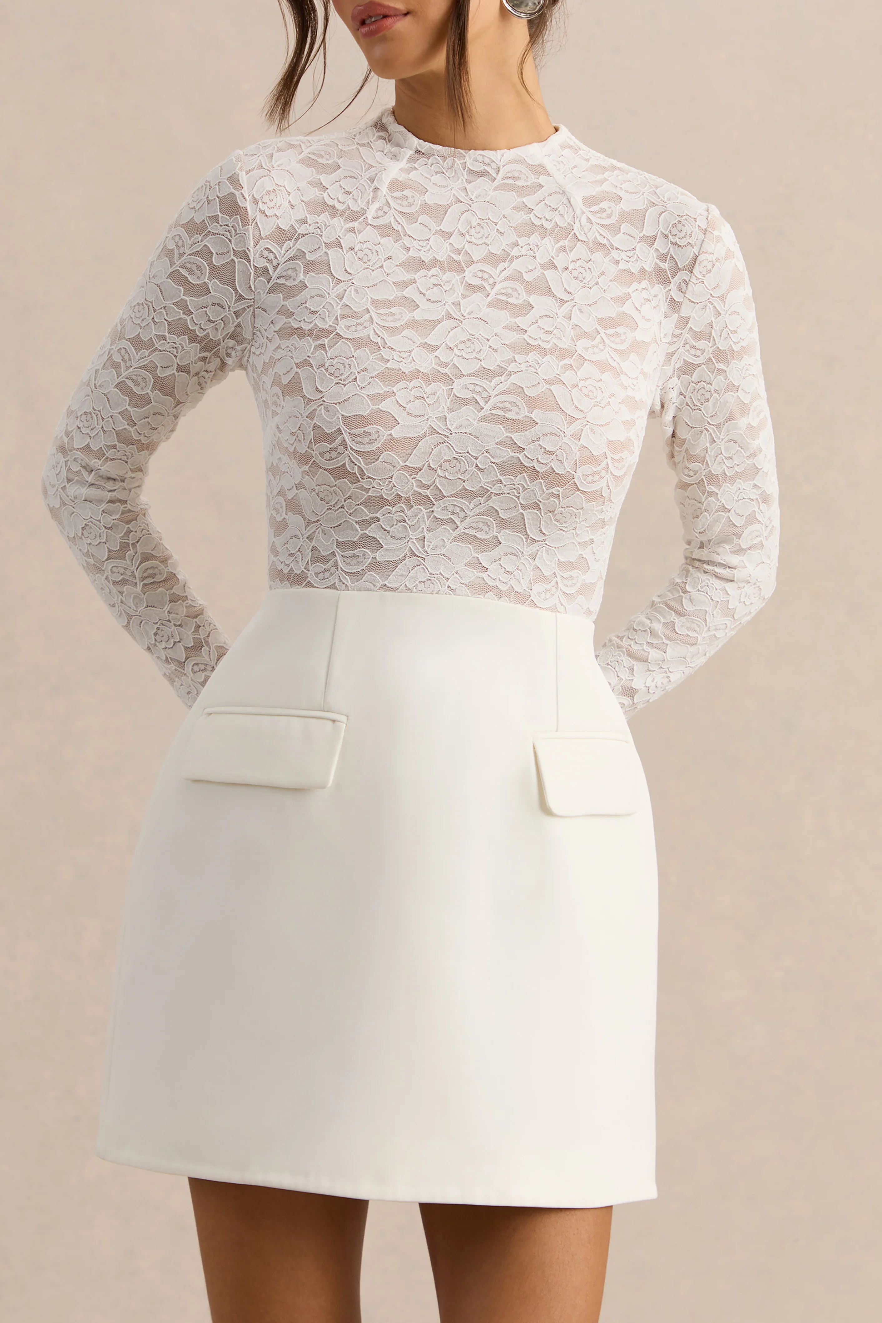 Mysteria | Mini-robe blanche à encolure haute en dentelle avec détails de poches - Image 5