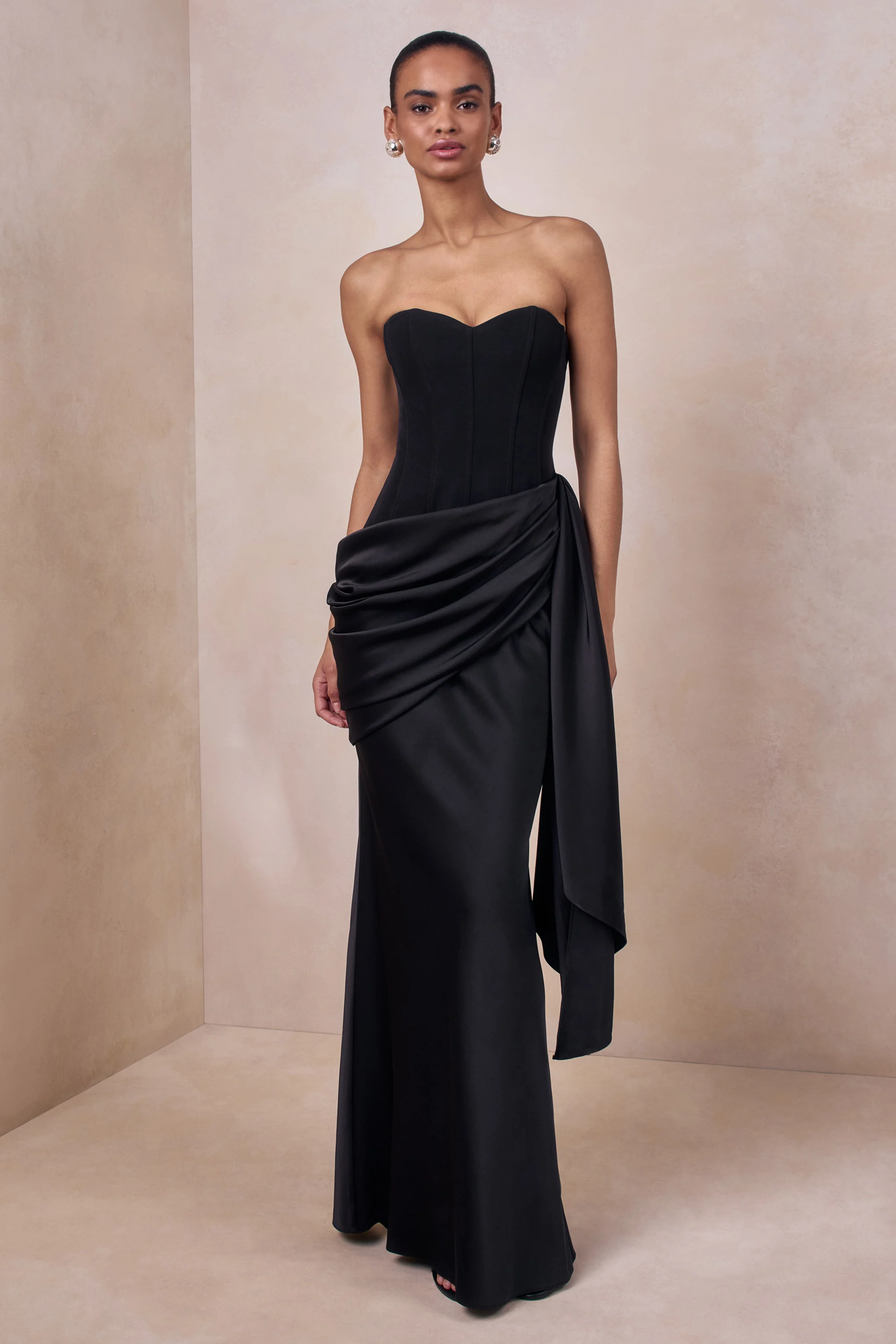 Nalira | Robe longue bandeau en satin noir avec jupe drapée - Image 4