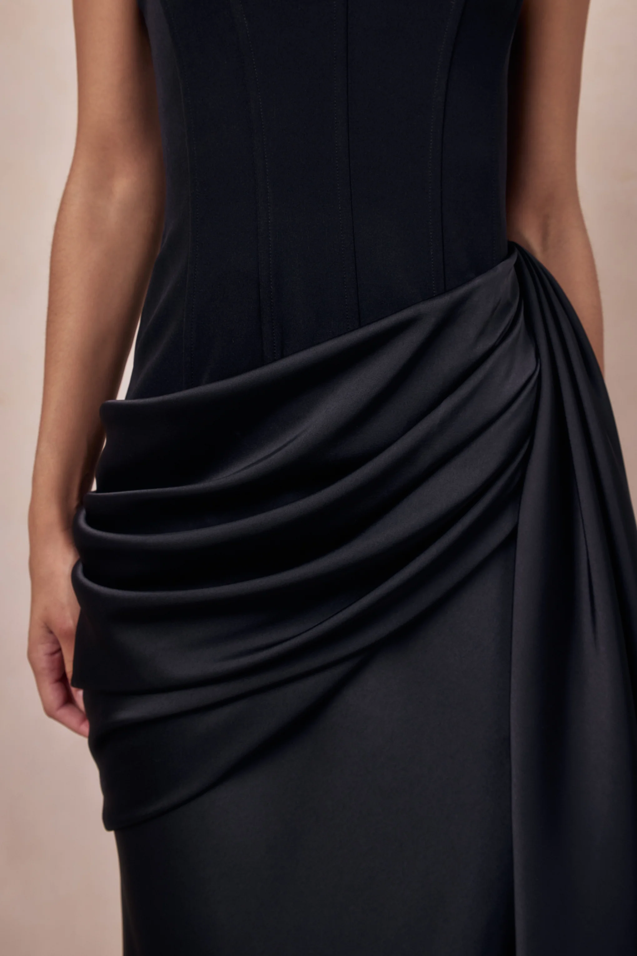 Nalira | Robe longue bandeau en satin noir avec jupe drapée - Image 5