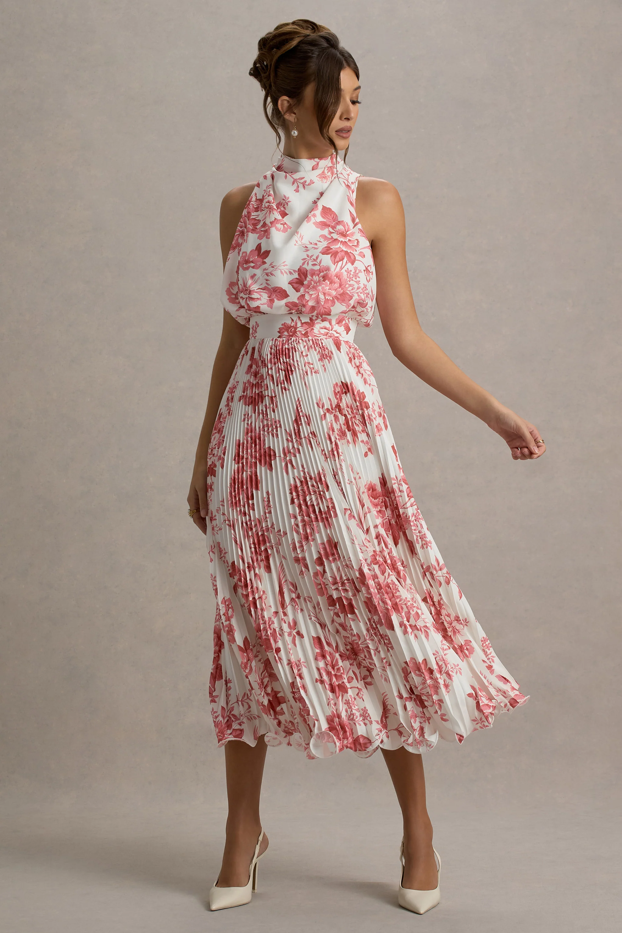 Nila | Robe mi-longue à décolleté drapé en imprimé porcelaine rose avec jupe plissée - Image 5