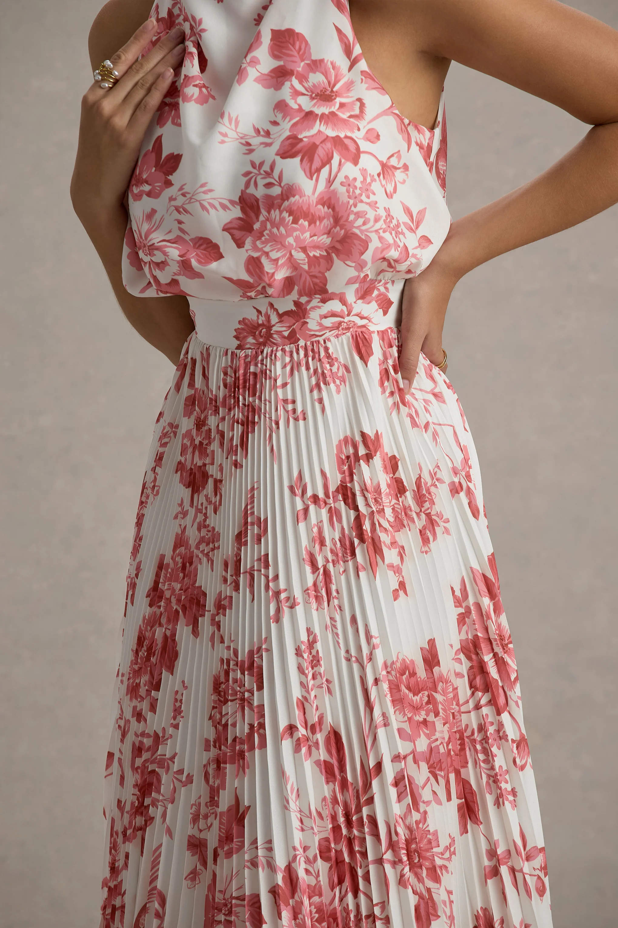 Nila | Robe mi-longue à décolleté drapé en imprimé porcelaine rose avec jupe plissée - Image 7