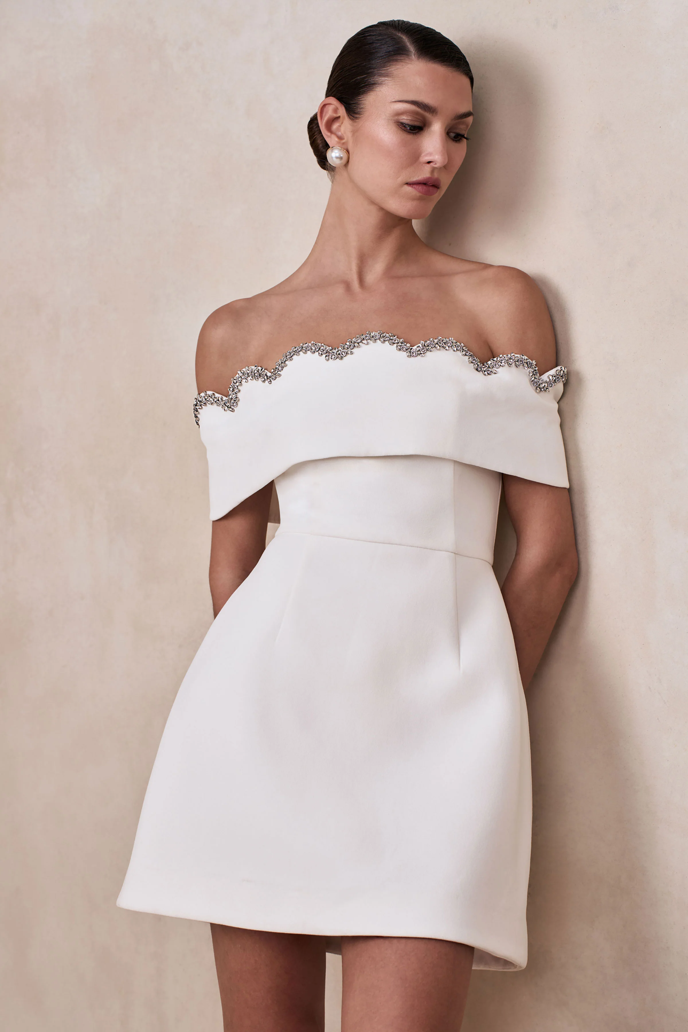 Norella | Mini-robe blanche à encolure Bardot festonnée - Image 3