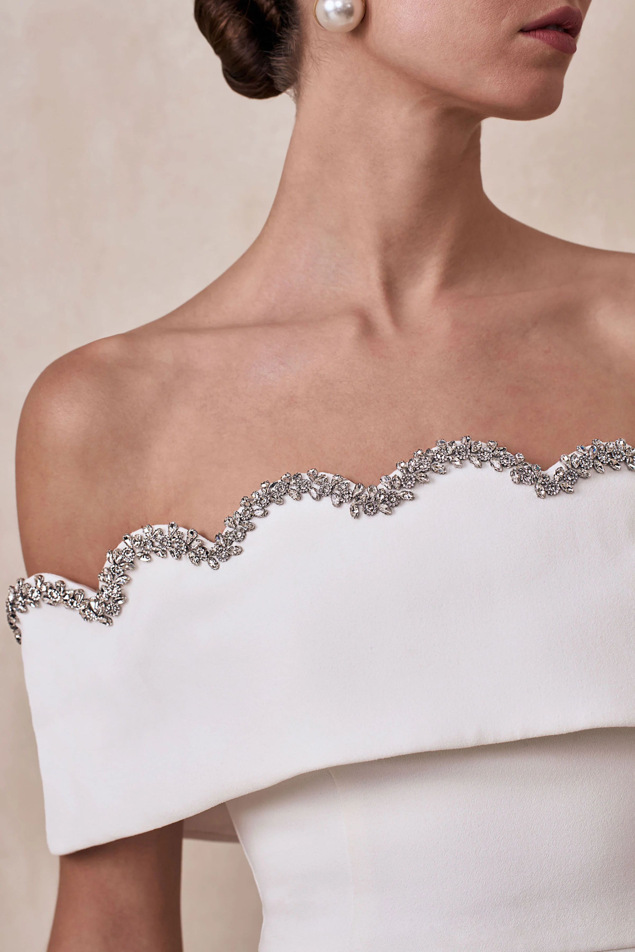 Norella | Mini-robe blanche à encolure Bardot festonnée - Image 7
