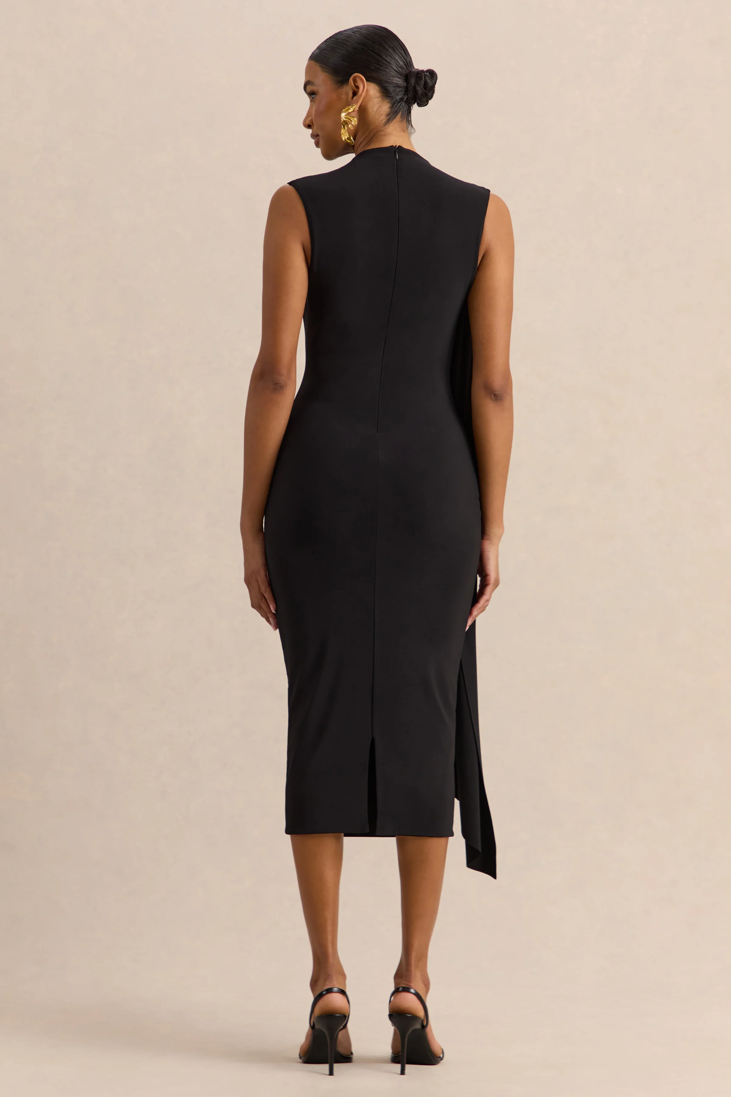 Oleandra | Robe mi-longue noire à encolure haute avec détail drapé - Image 2