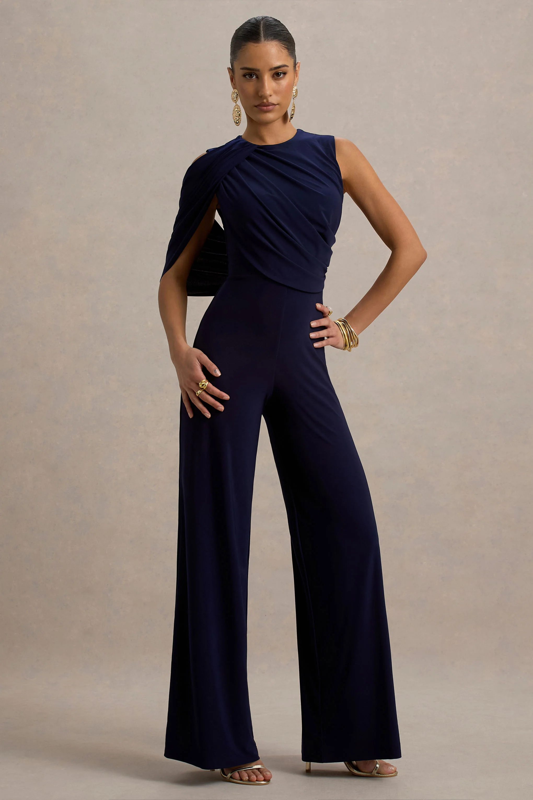 Opulence | Combinaison bleu marine avec manches cape et détails drapés - Image 5