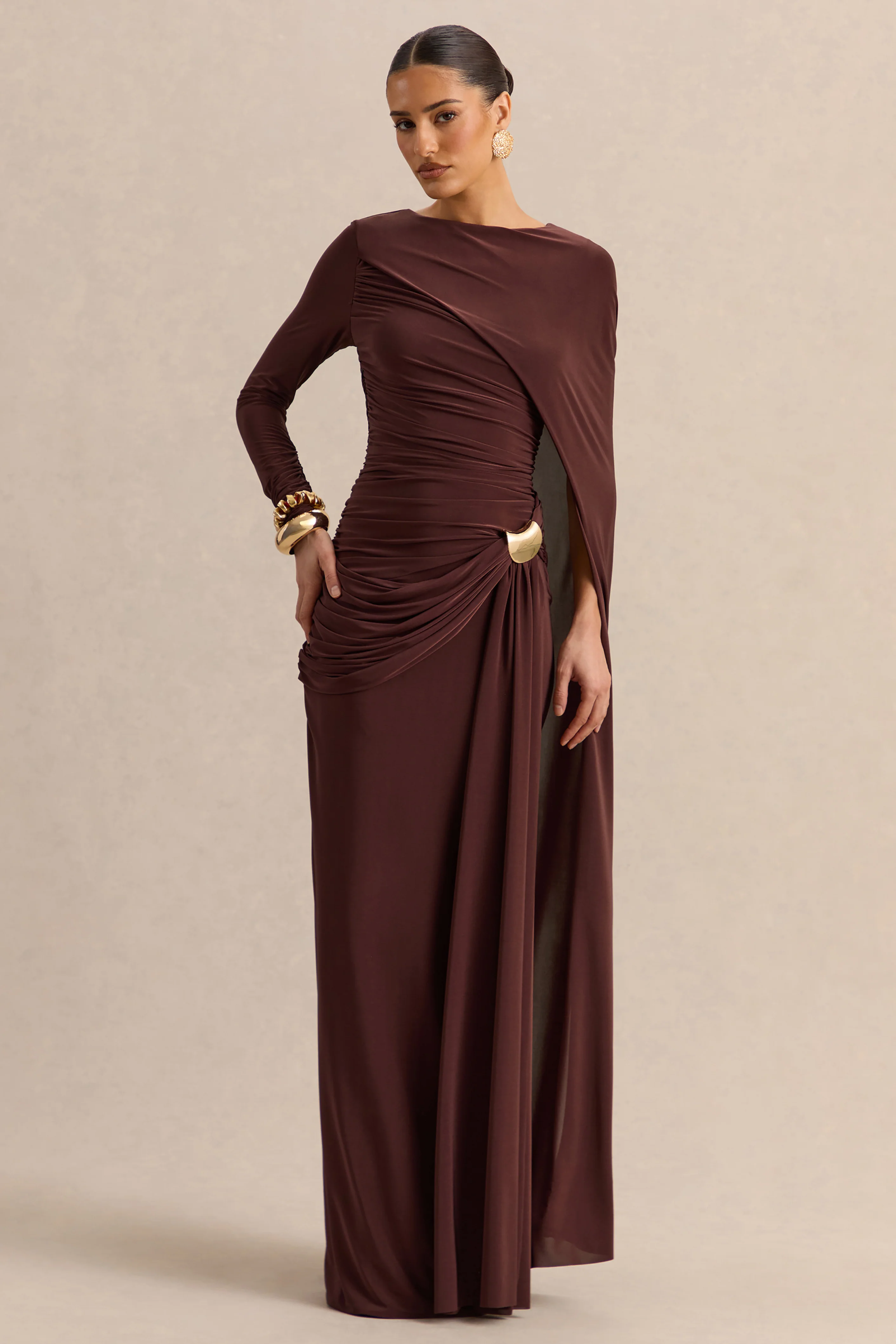 Orintha | Robe longue marron à encolure haute avec cape et détail doré