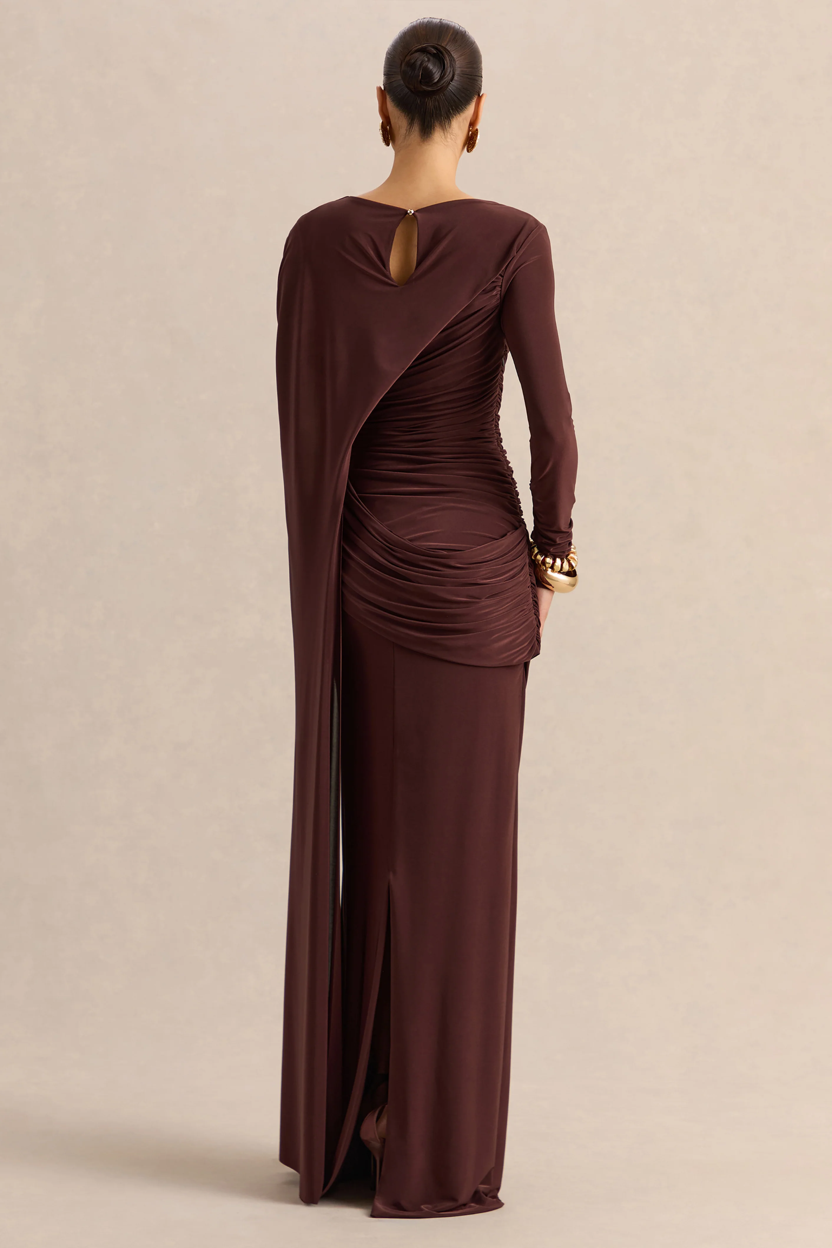 Orintha | Robe longue marron à encolure haute avec cape et détail doré - Image 2