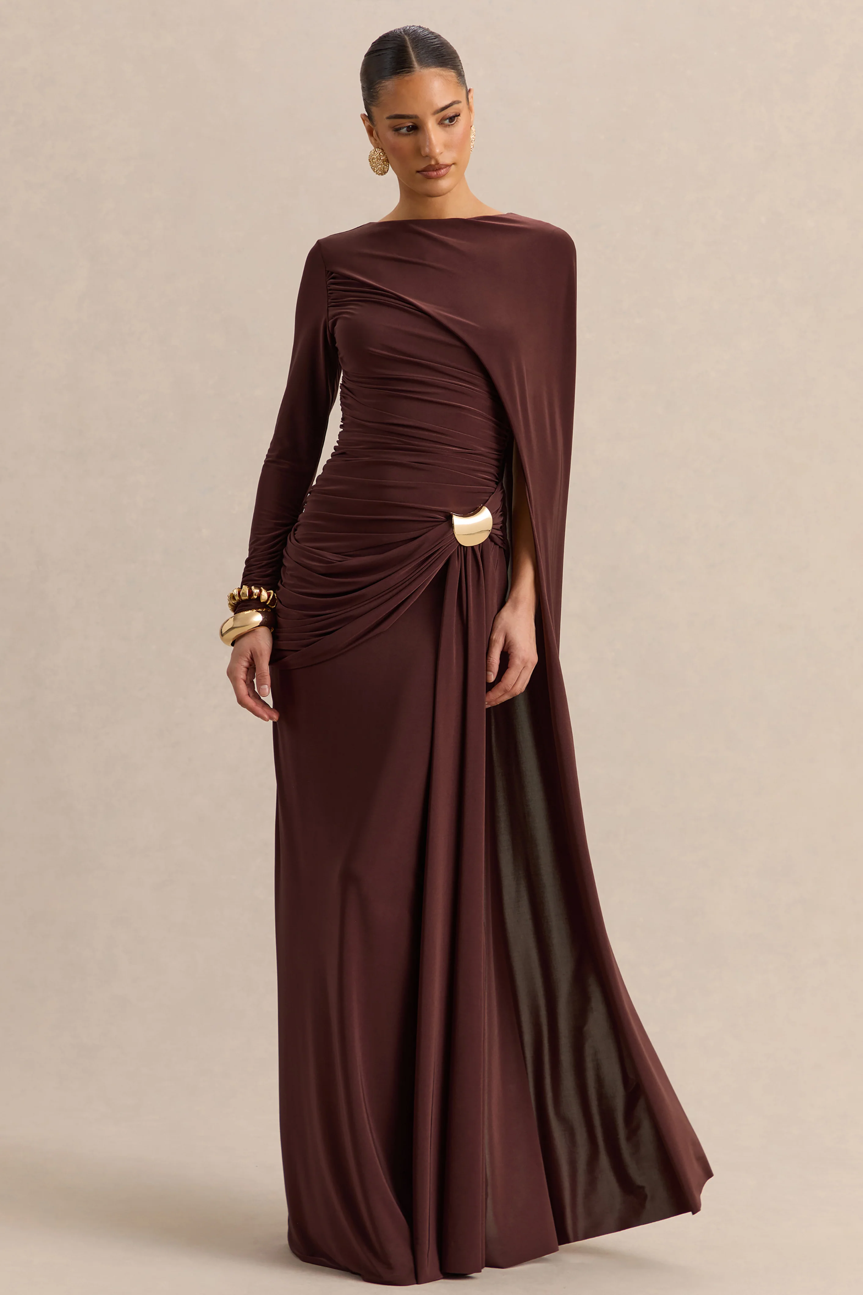 Orintha | Robe longue marron à encolure haute avec cape et détail doré - Image 4