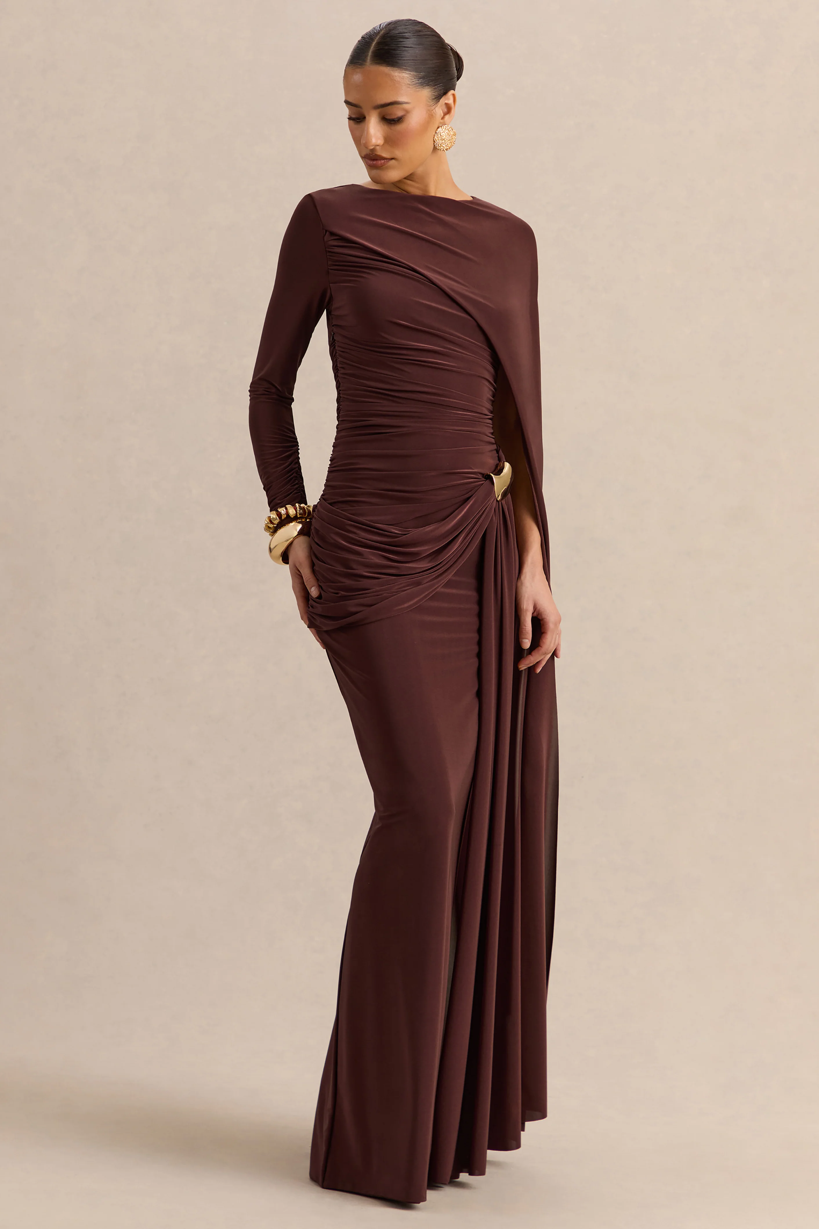 Orintha | Robe longue marron à encolure haute avec cape et détail doré - Image 5