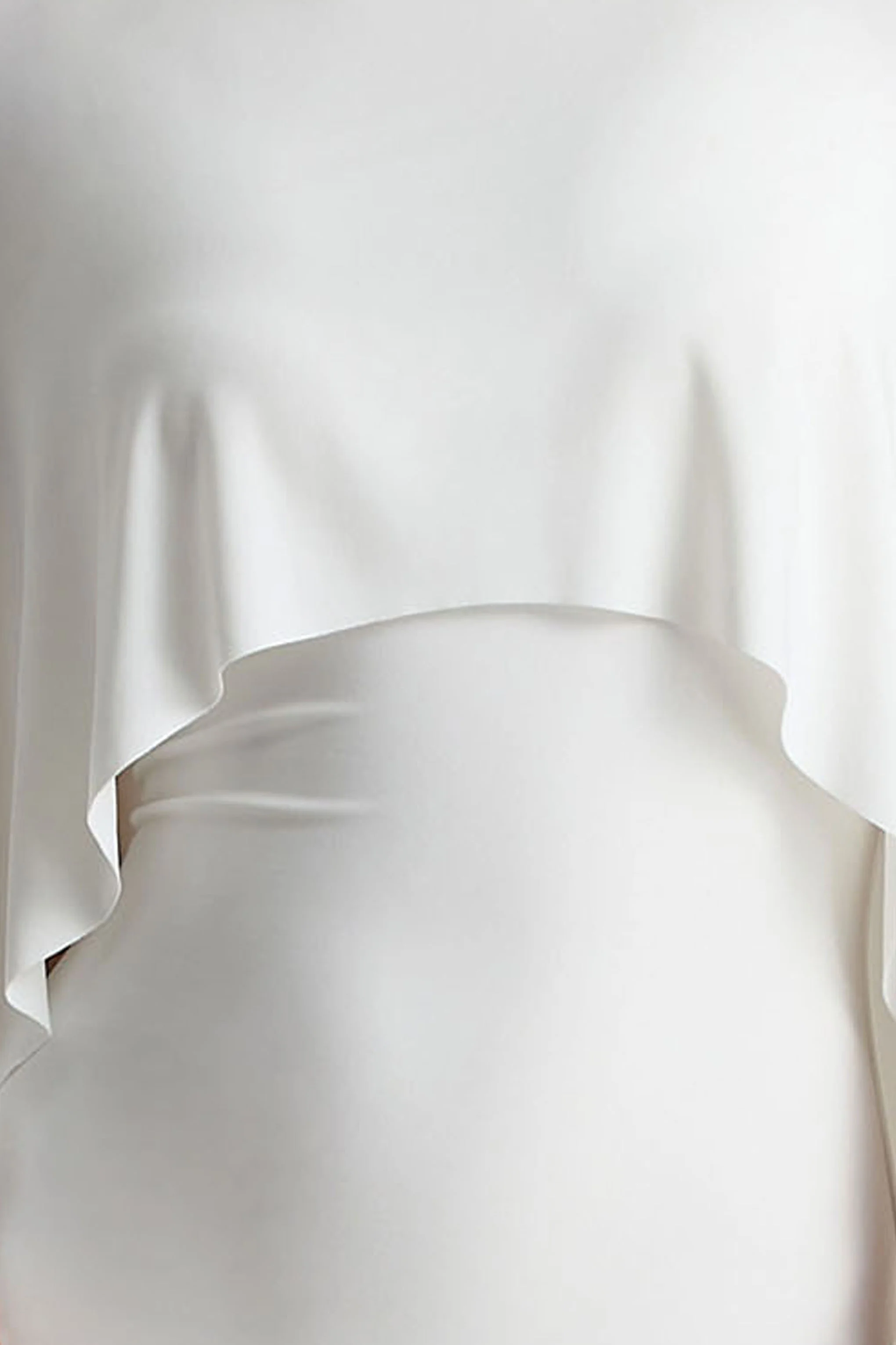 Padma | Robe longue blanche drapée à manches cape - Image 6