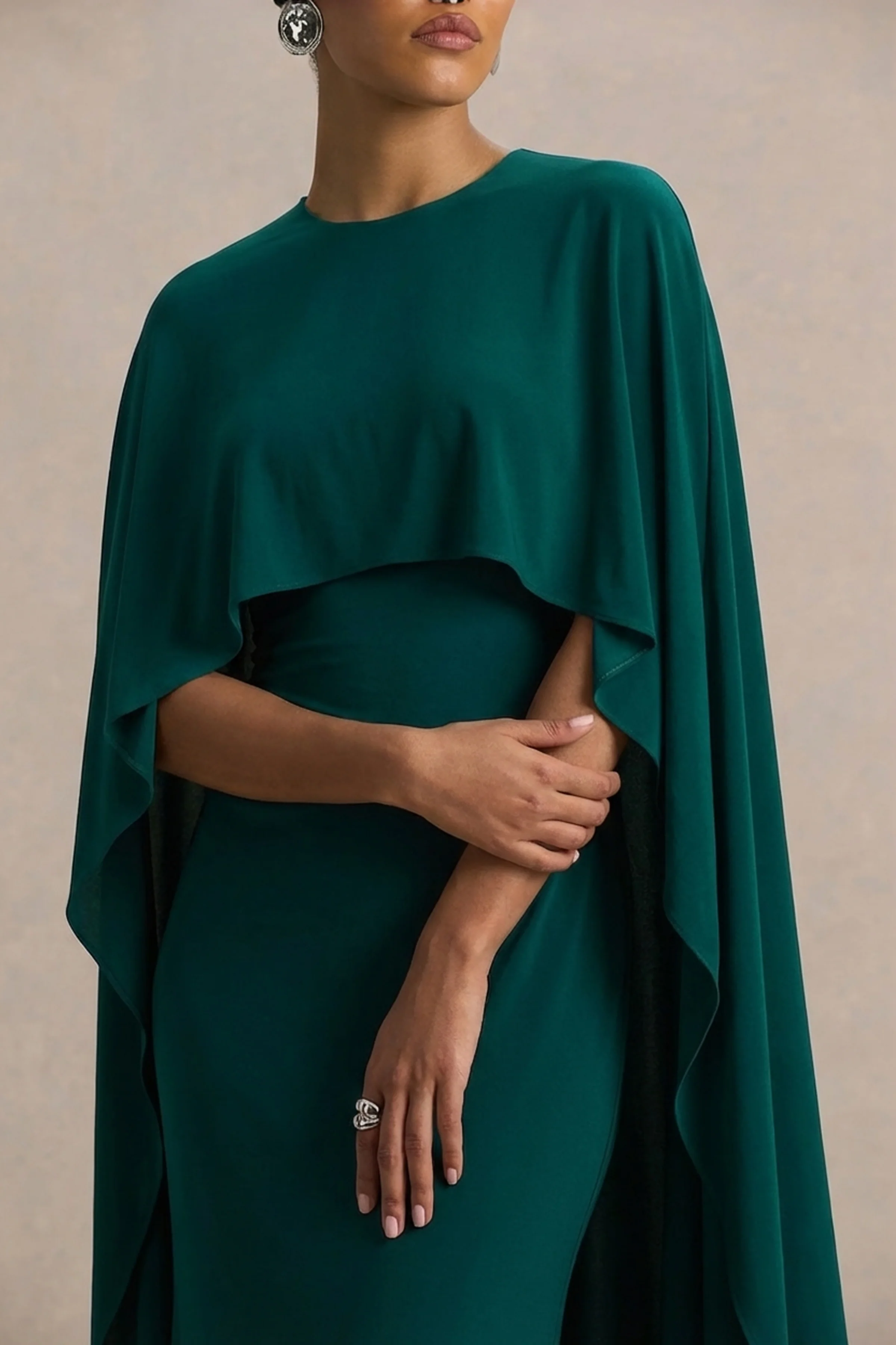 Padma | Robe longue vert bouteille drapée à manches cape - Image 3
