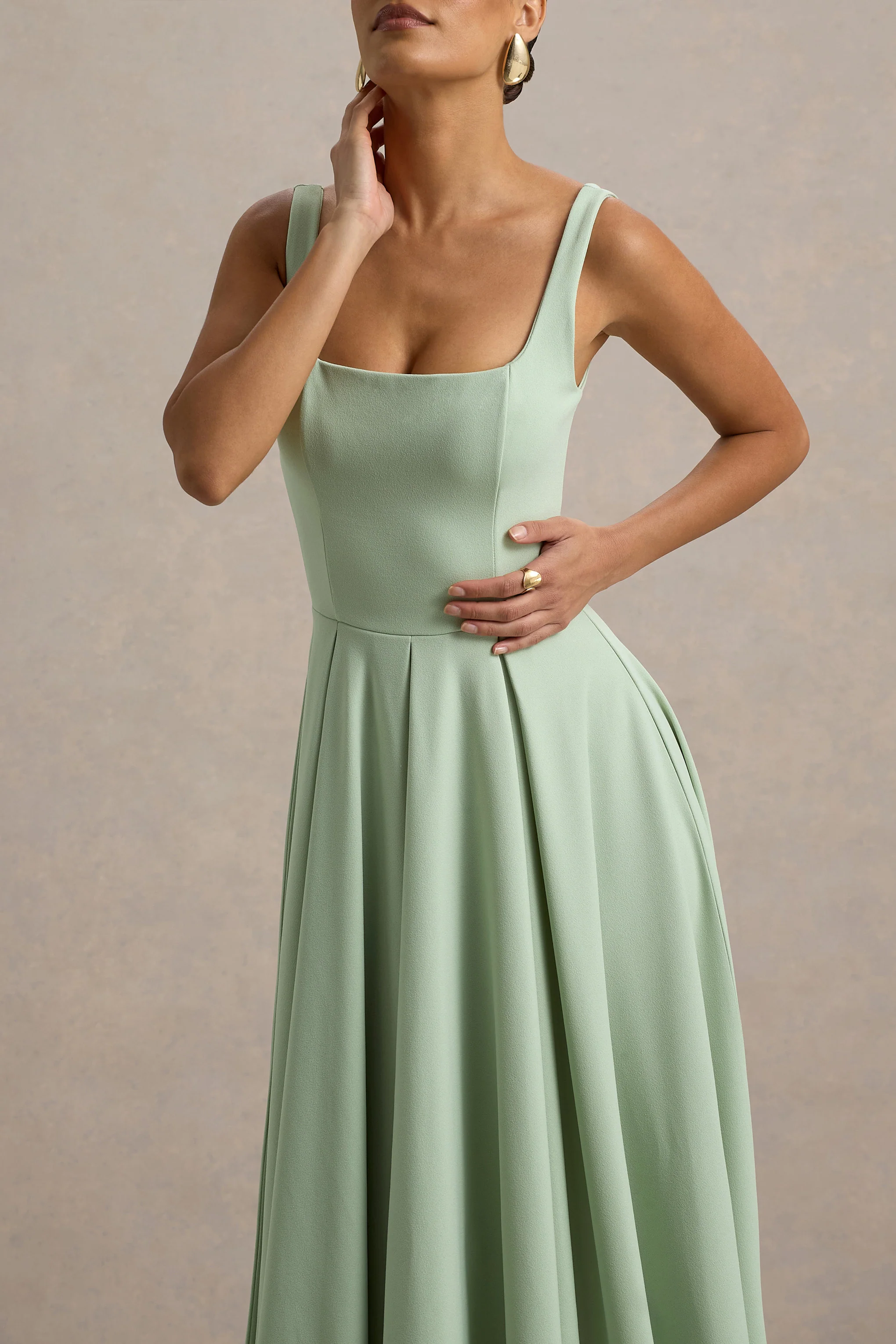 Parina | Robe mi-longue vert clair à bretelles et ourlet volumineux - Image 3