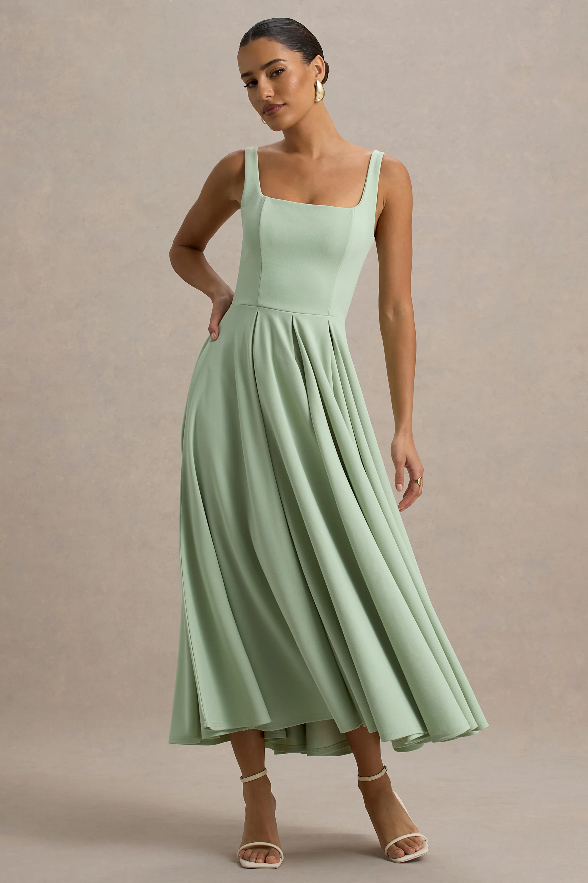 Parina | Robe mi-longue vert clair à bretelles et ourlet volumineux - Image 4