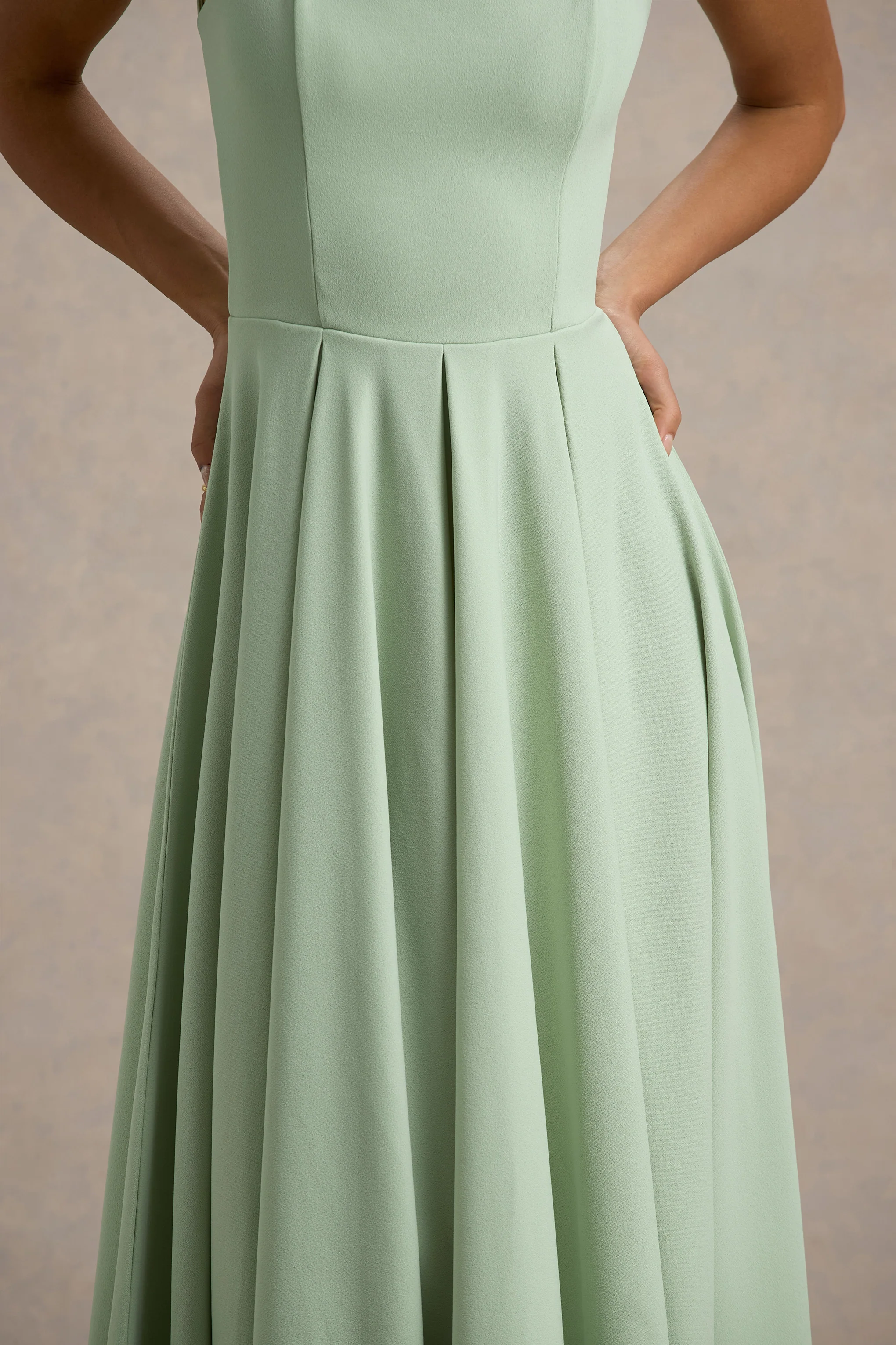 Parina | Robe mi-longue vert clair à bretelles et ourlet volumineux - Image 6
