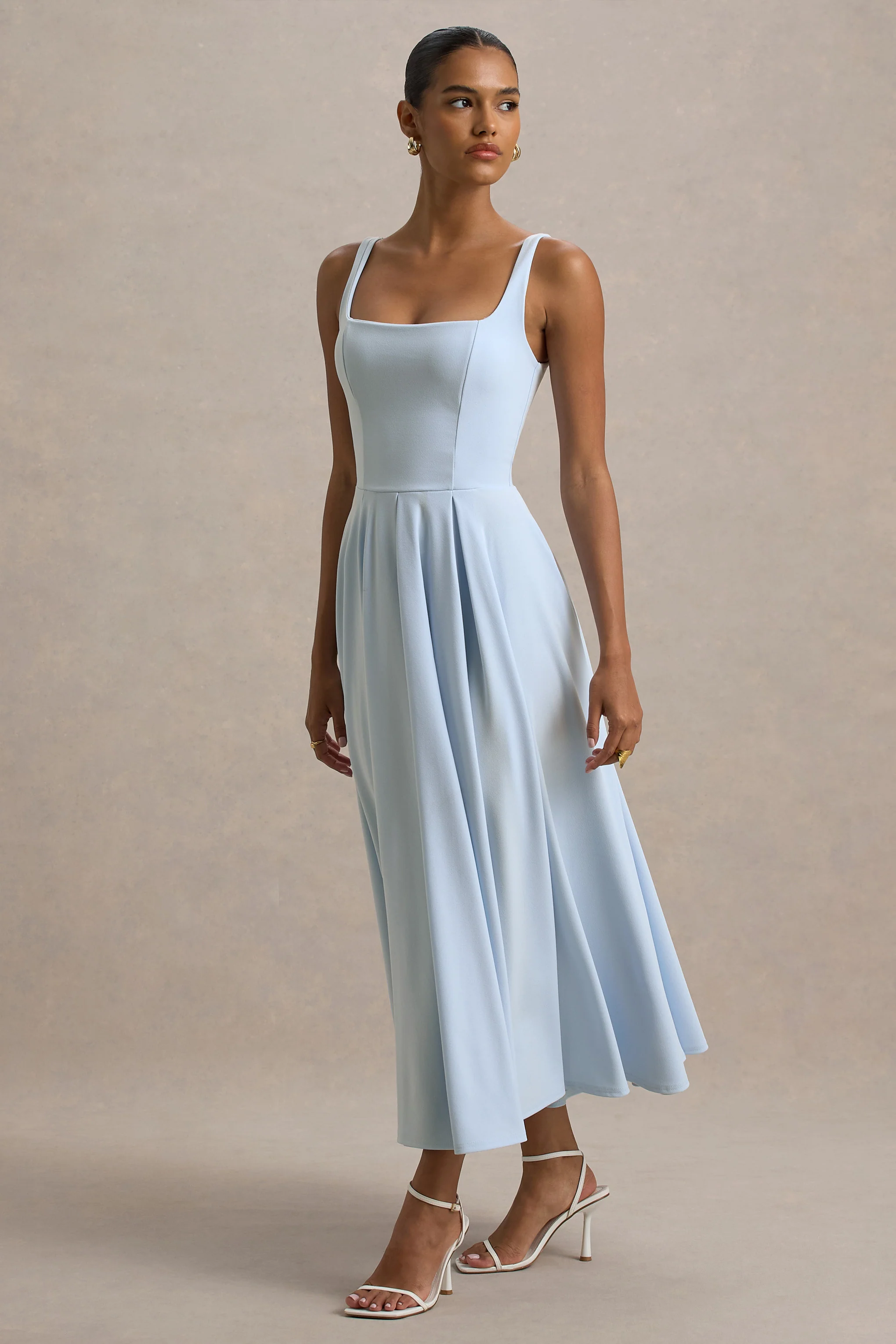 Parina | Robe mi-longue bleu poudré à bretelles et ourlet volumineux - Image 4