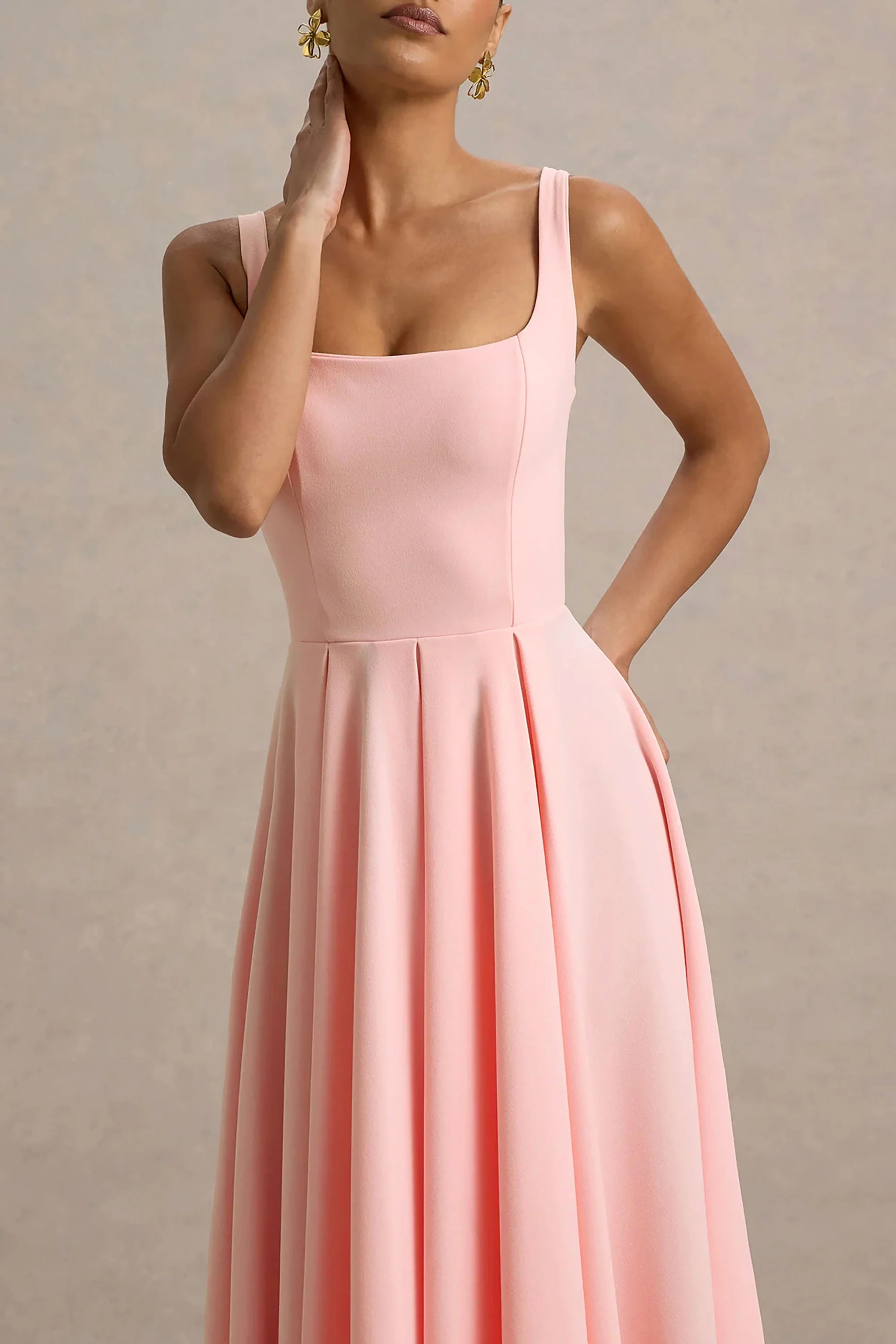 Parina | Robe mi-longue rose à bretelles et ourlet volumineux - Image 3