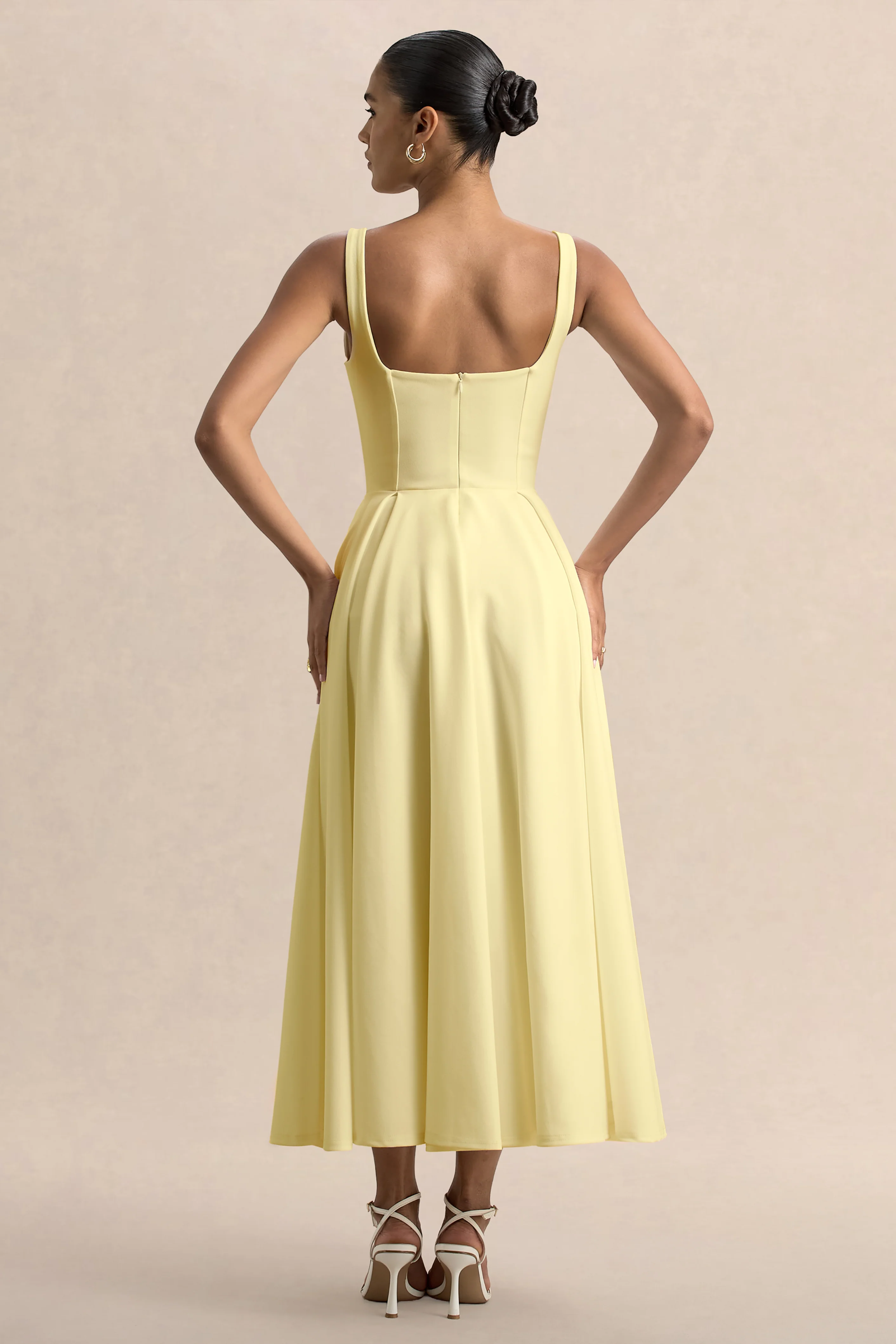 Parina | Robe mi-longue citron à bretelles avec ourlet volumineux - Image 2