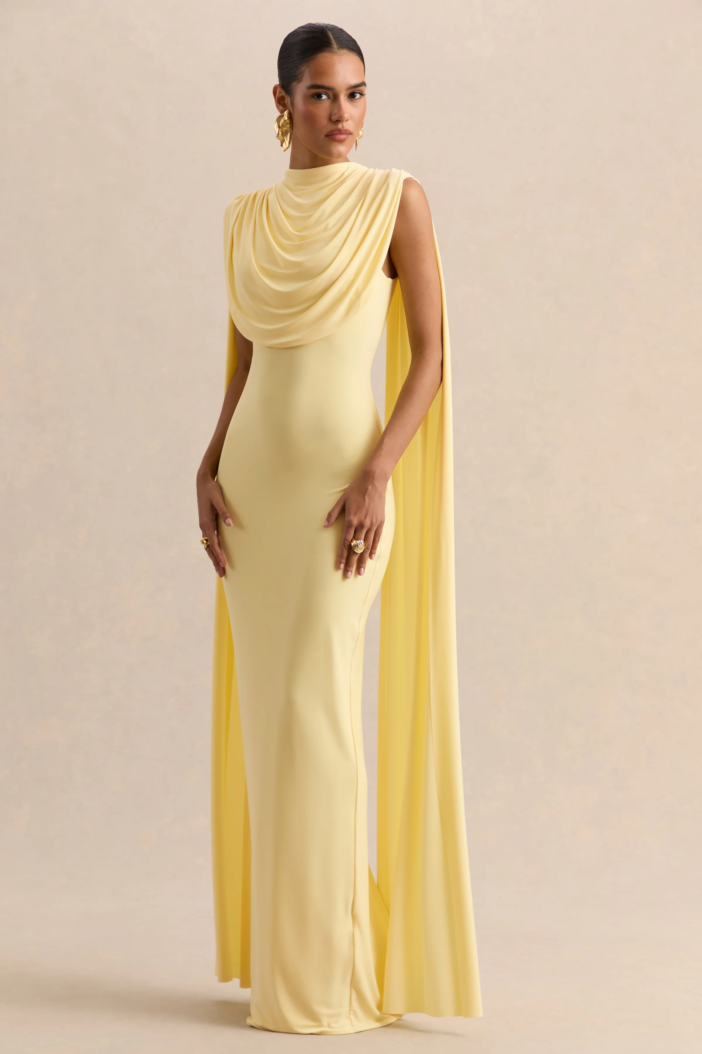 Patrina | Robe longue citron à encolure montante avec détails drapés et manches cape
