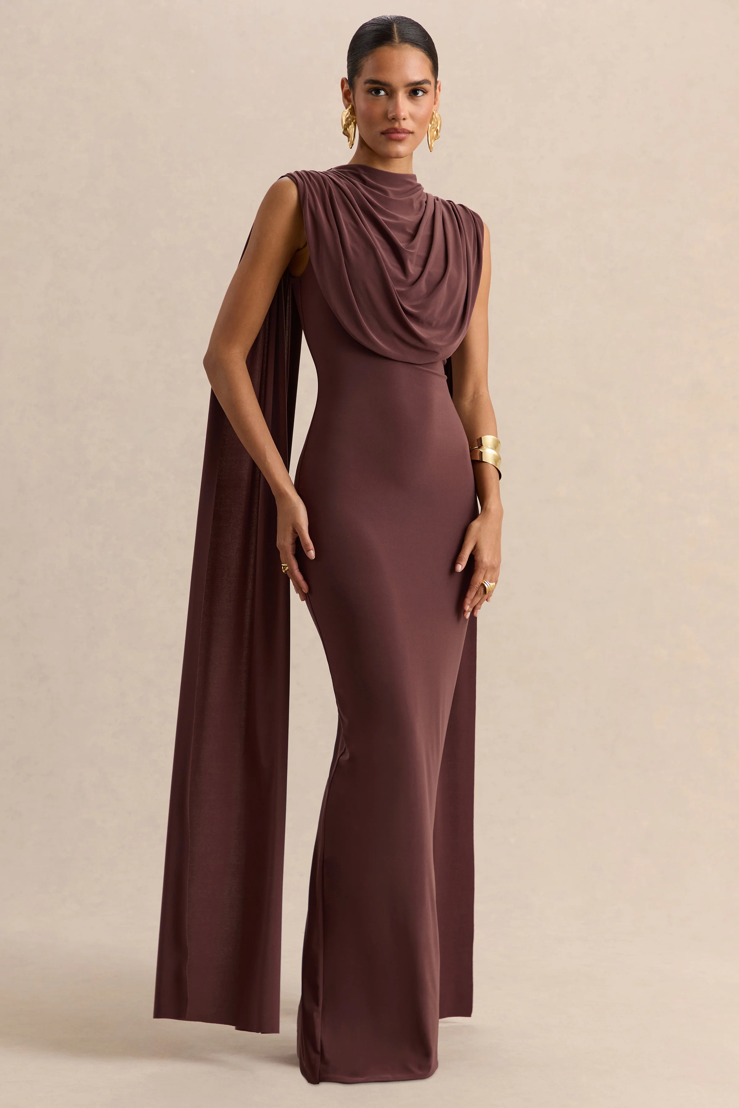 Patrina | Robe longue marron à encolure montante avec détails drapés et manches cape