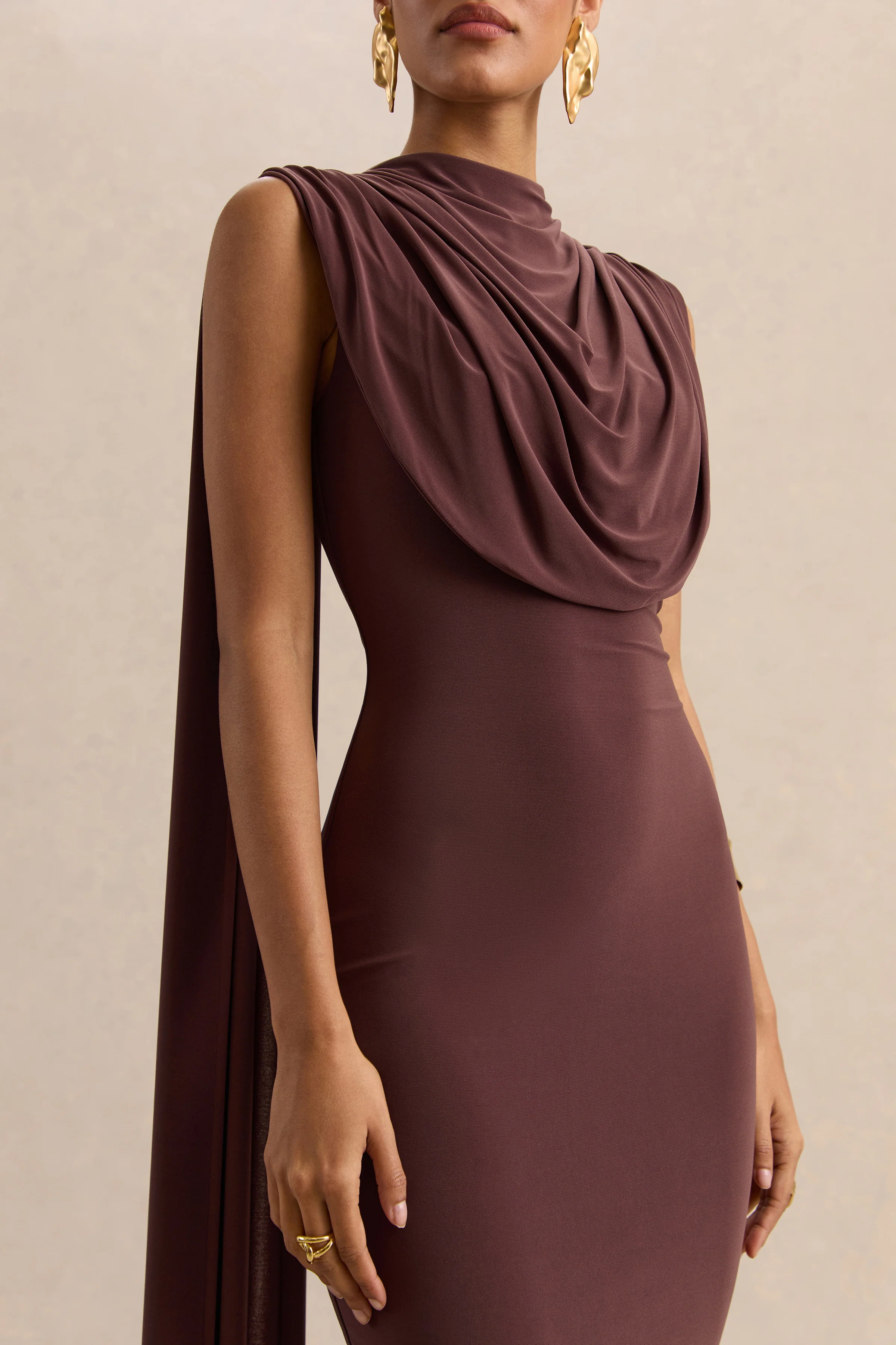 Patrina | Robe longue marron à encolure montante avec détails drapés et manches cape - Image 3