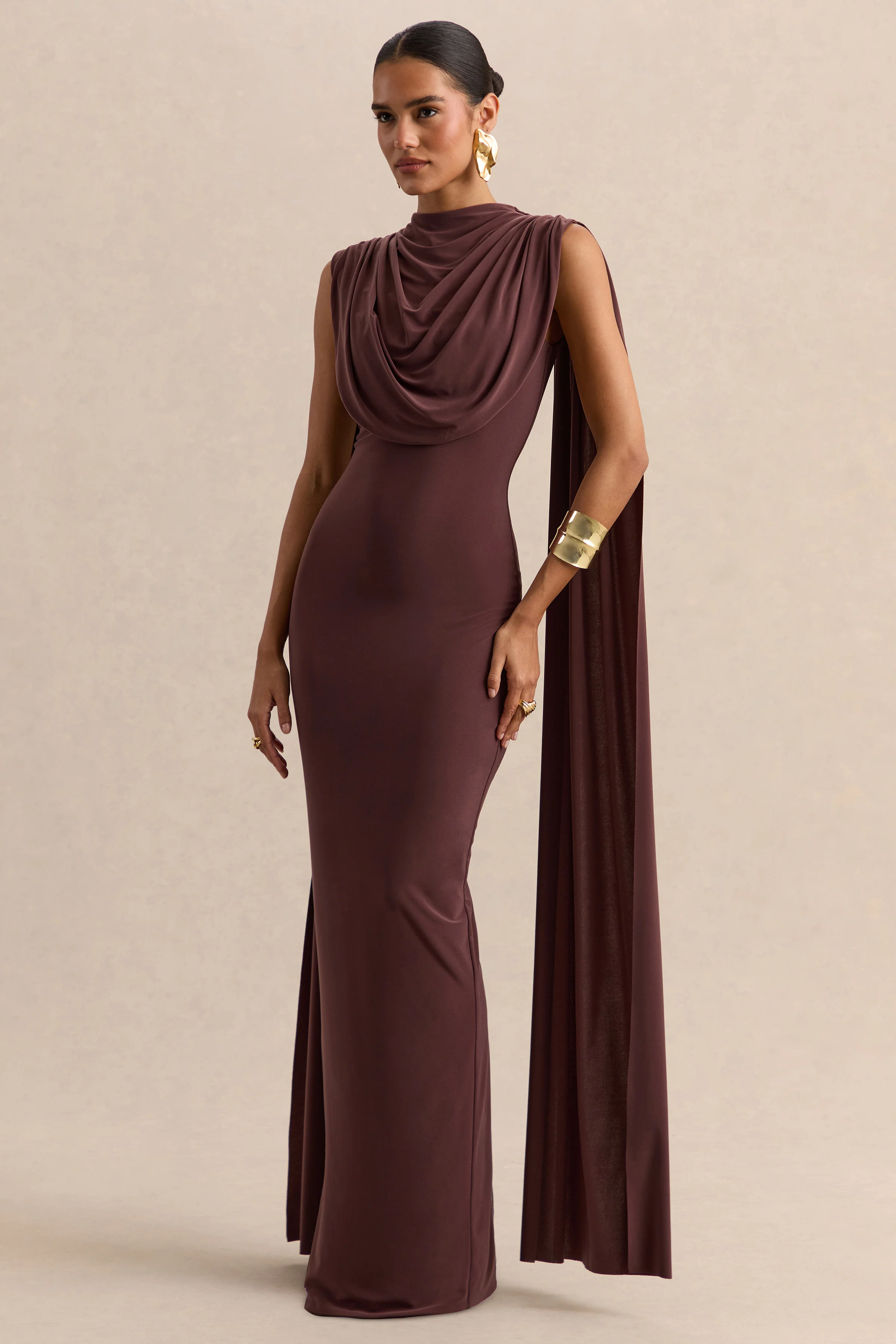 Patrina | Robe longue marron à encolure montante avec détails drapés et manches cape - Image 4