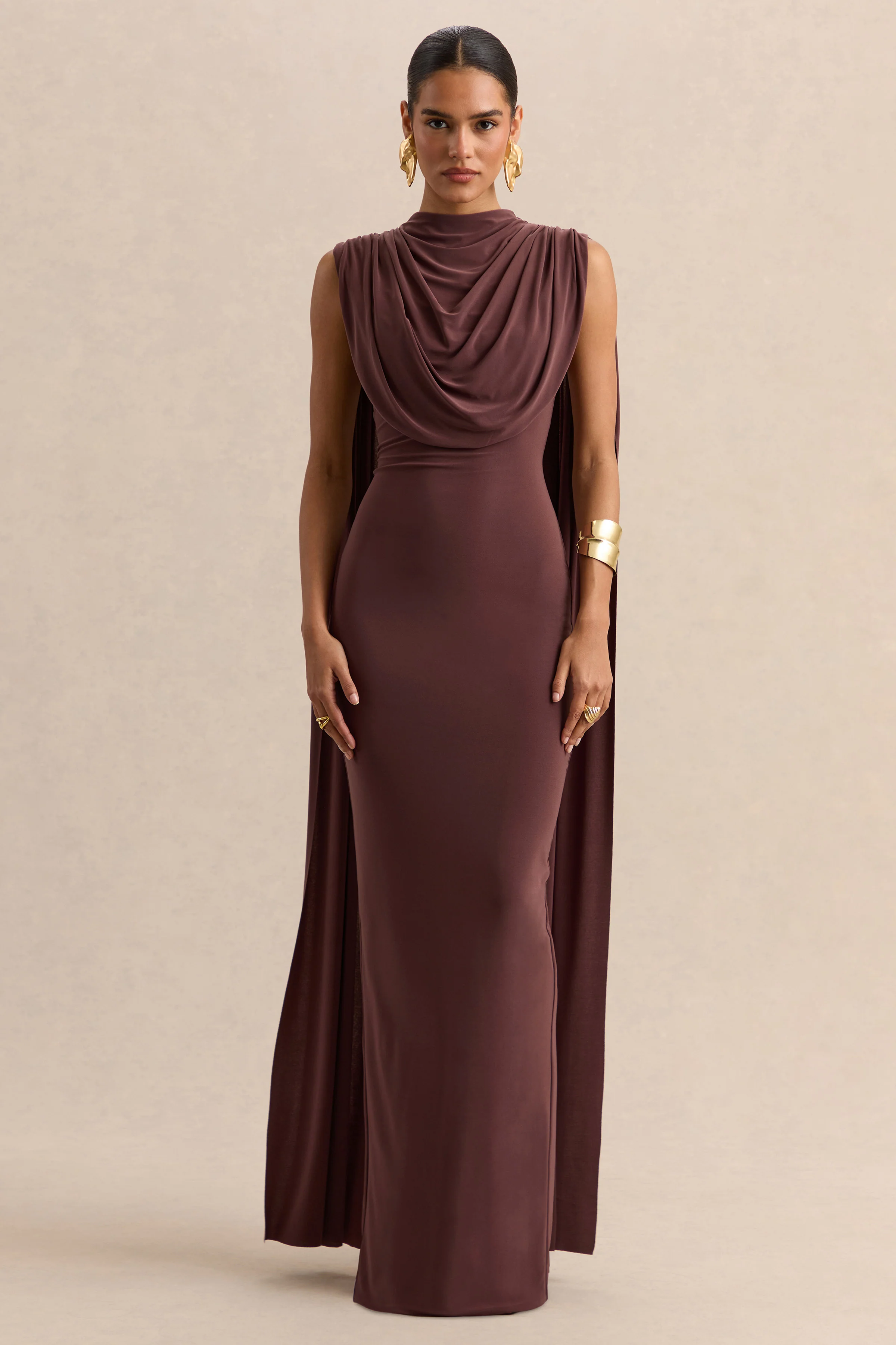Patrina | Robe longue marron à encolure montante avec détails drapés et manches cape - Image 5