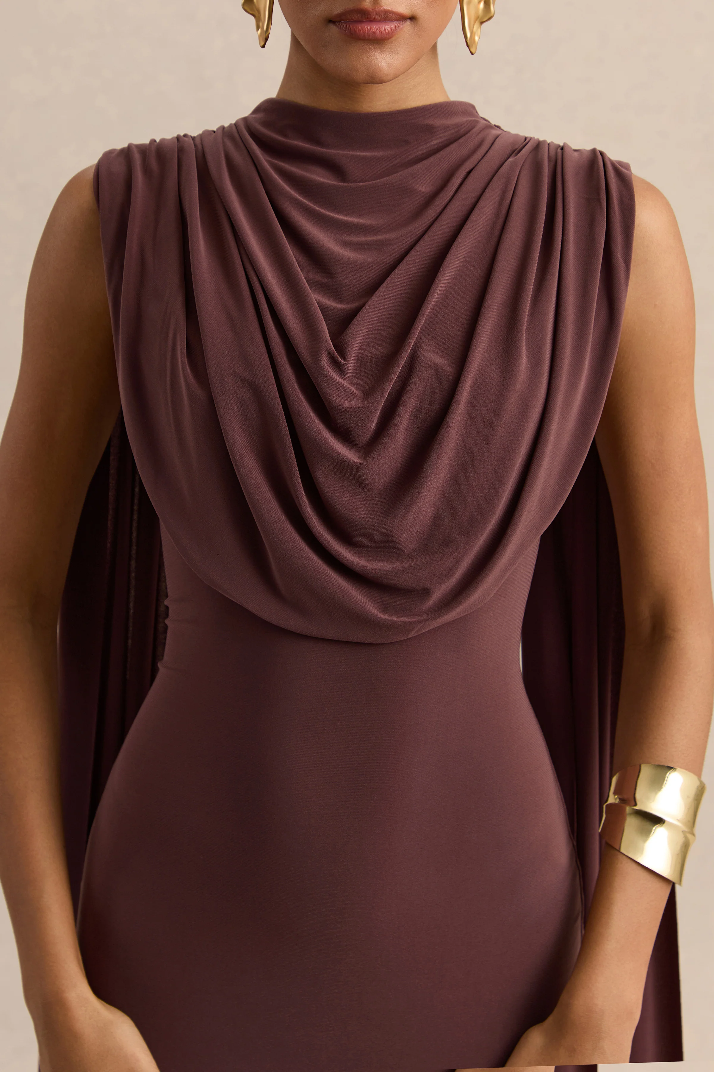 Patrina | Robe longue marron à encolure montante avec détails drapés et manches cape - Image 6