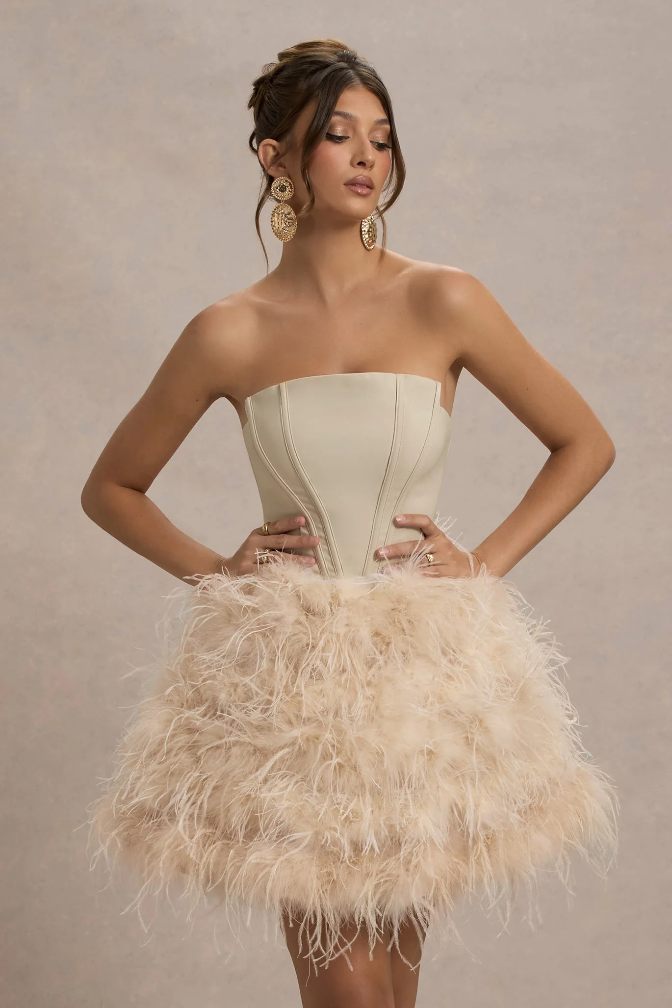 Peaches | Mini-Robe Bustier Champagne à Ourlet Plume Volumineux - Image 10