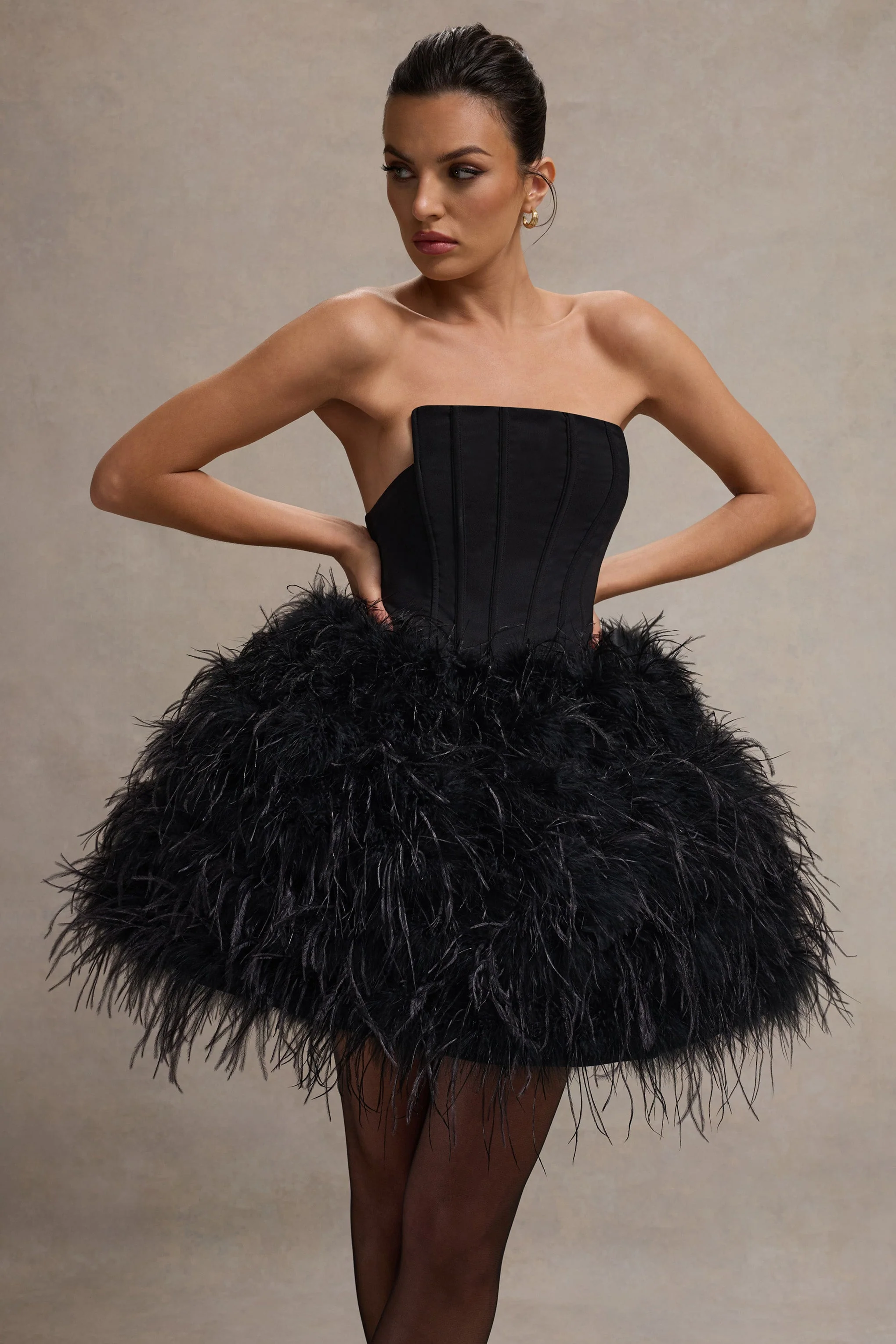 Peaches | Mini-robe noire bustier avec ourlet plume volumineux - Image 3