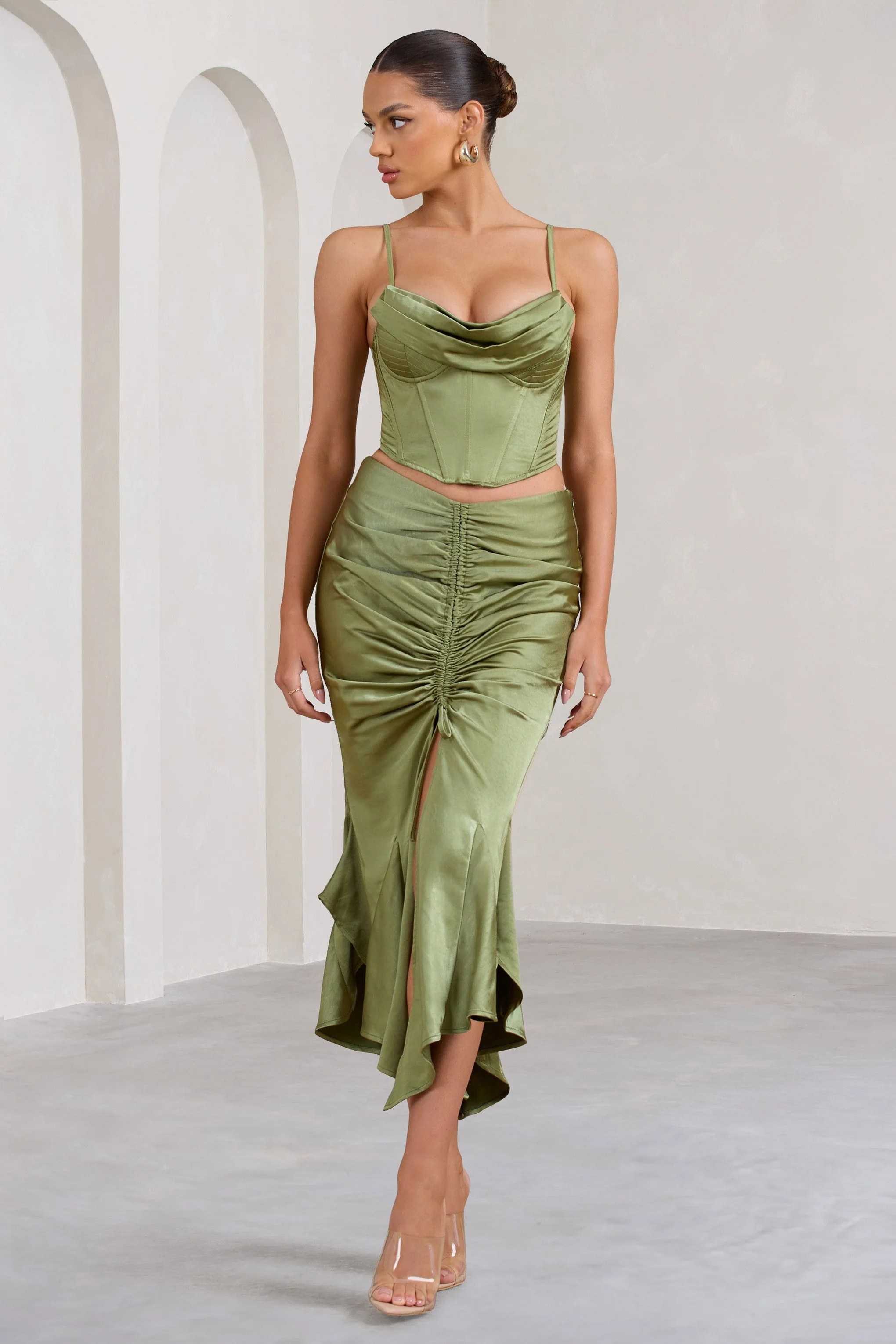 Per Favore | Jupe longue fendue froncée en satin vert olive - Image 4