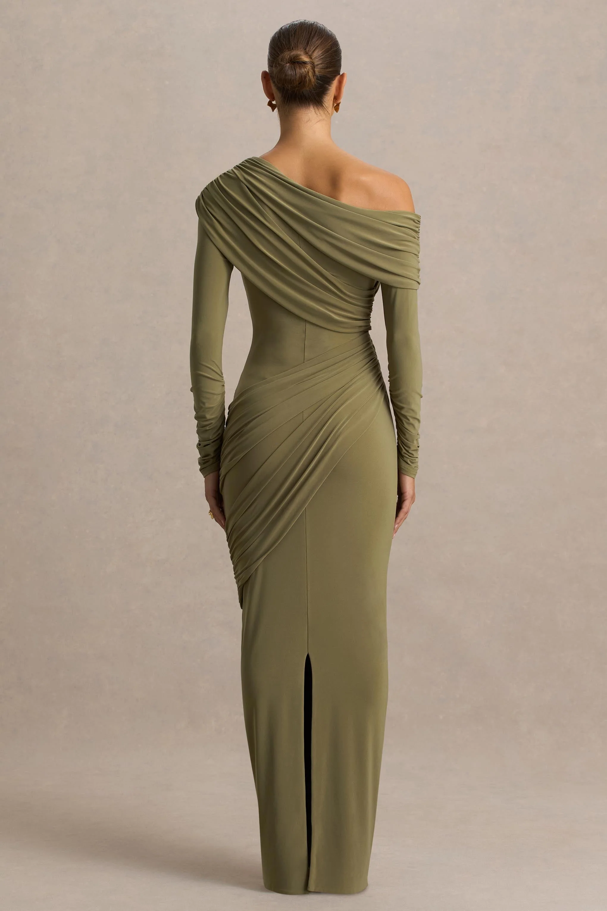 Perrie | Robe longue olive à encolure asymétrique avec détails froncés - Image 2