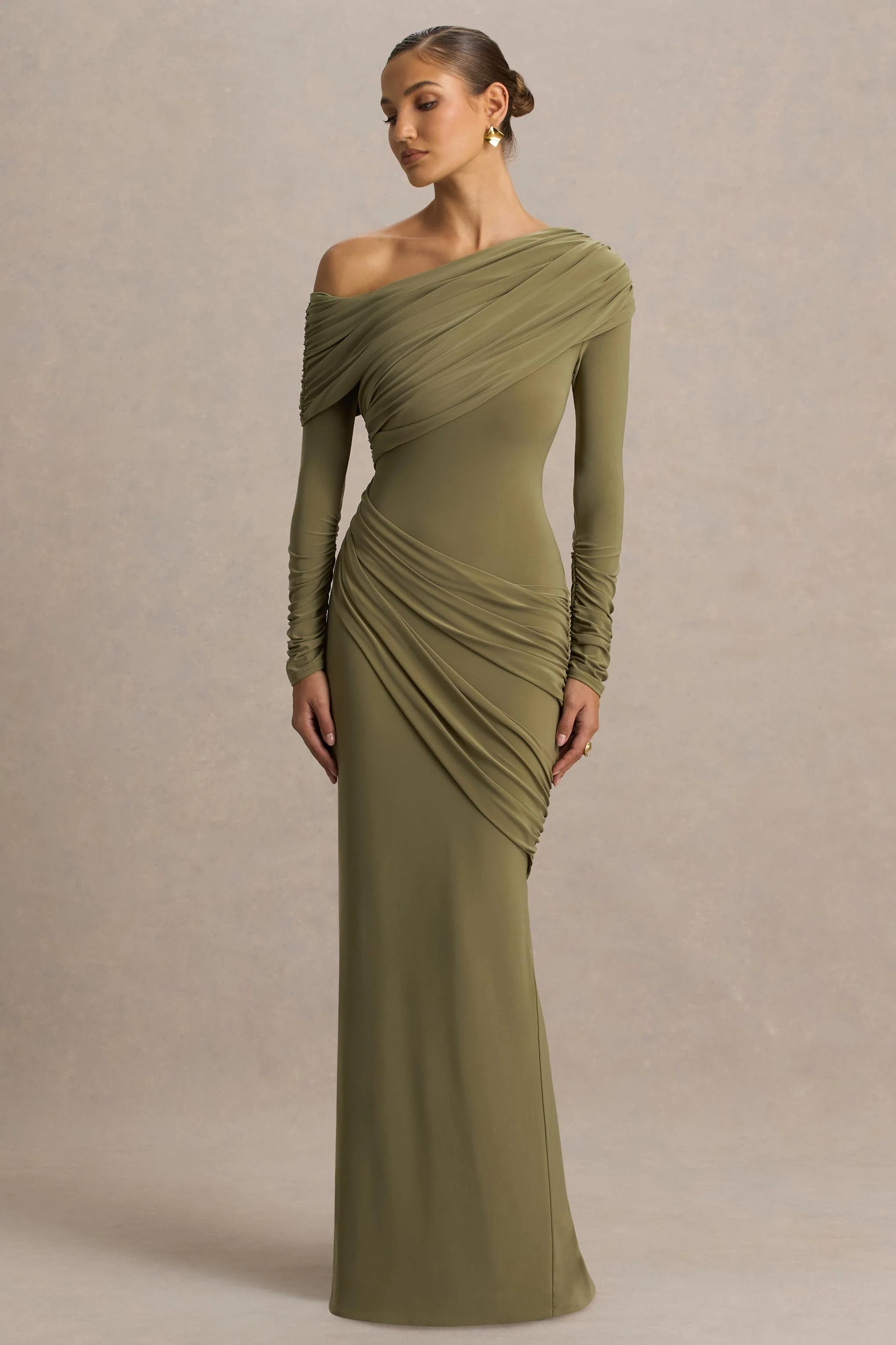 Perrie | Robe longue olive à encolure asymétrique avec détails froncés - Image 3
